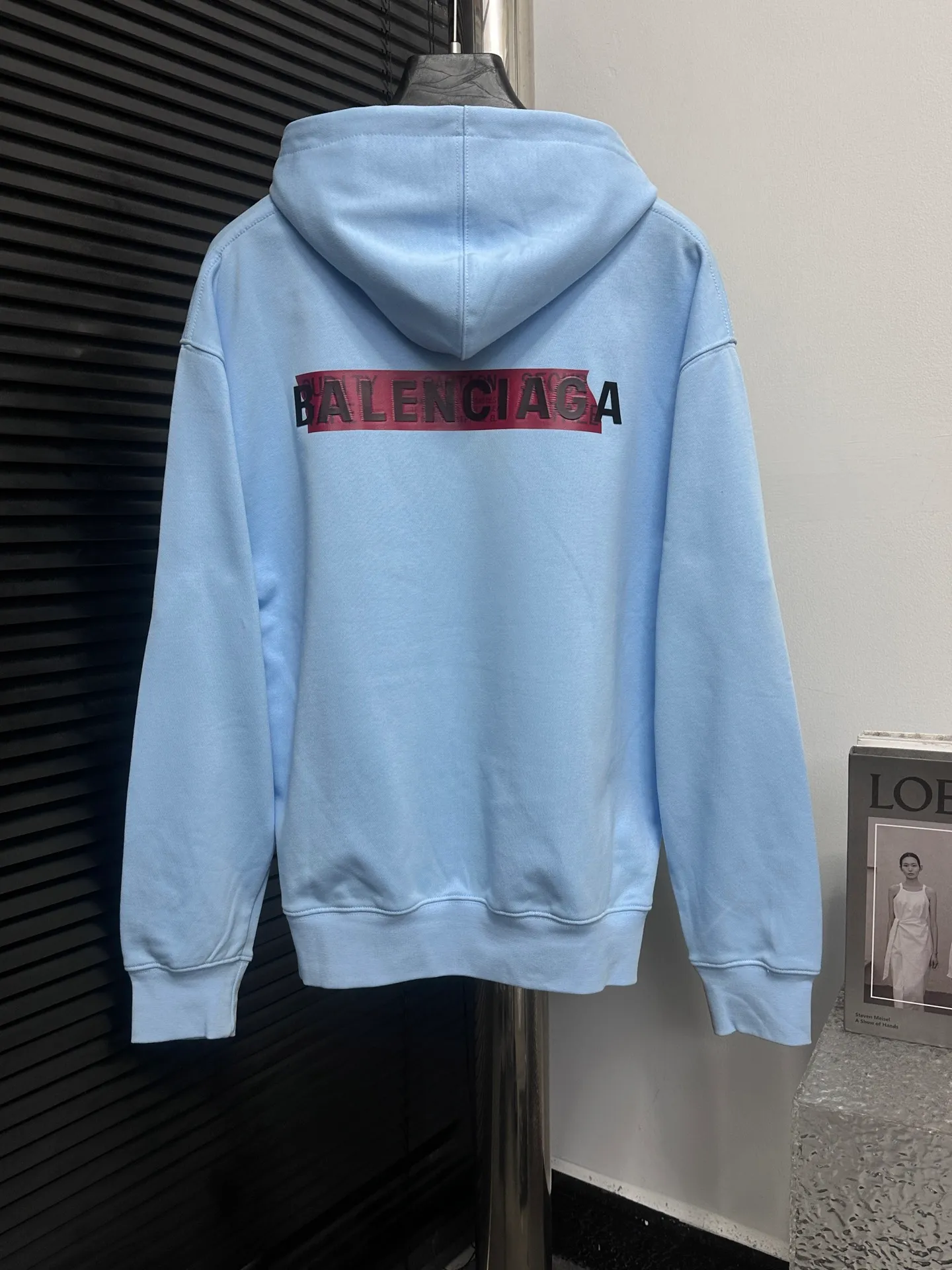 🅿️330 【BALENCIaGA】Paris small letter hooded sweatshirt. The fabric surface is clean. The fabric pattern is clear, soft and comfortable. The threads are dyed with no color difference. The tape is stamped with imported transparent glue. The effect is three-dimensional. Restore brick cabinets, adopt OS loose shoulder style. Same style for men and women. Size: S-XL
