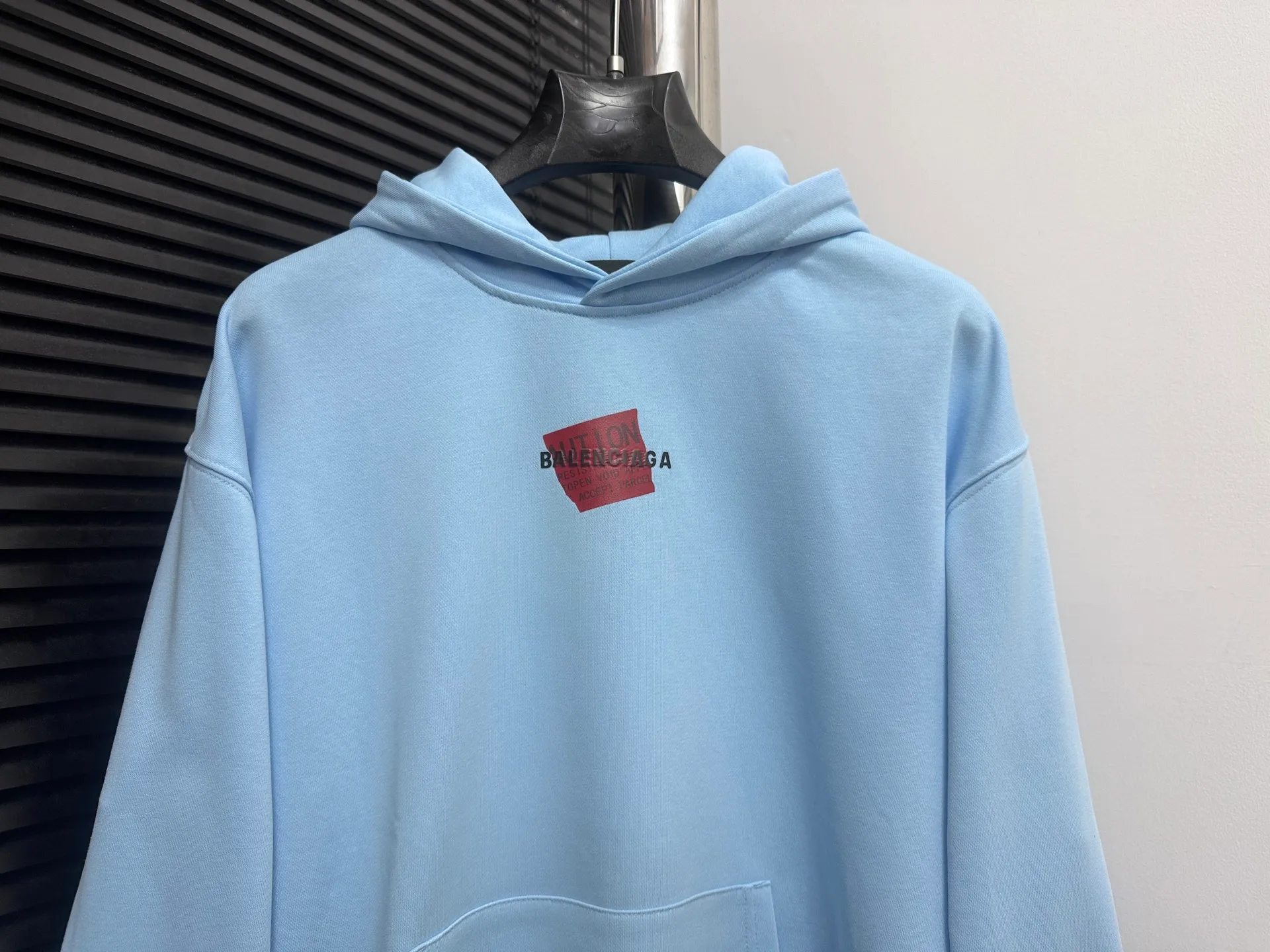 🅿️330 【BALENCIaGA】Paris small letter hooded sweatshirt. The fabric surface is clean. The fabric pattern is clear, soft and comfortable. The threads are dyed with no color difference. The tape is stamped with imported transparent glue. The effect is three-dimensional. Restore brick cabinets, adopt OS loose shoulder style. Same style for men and women. Size: S-XL