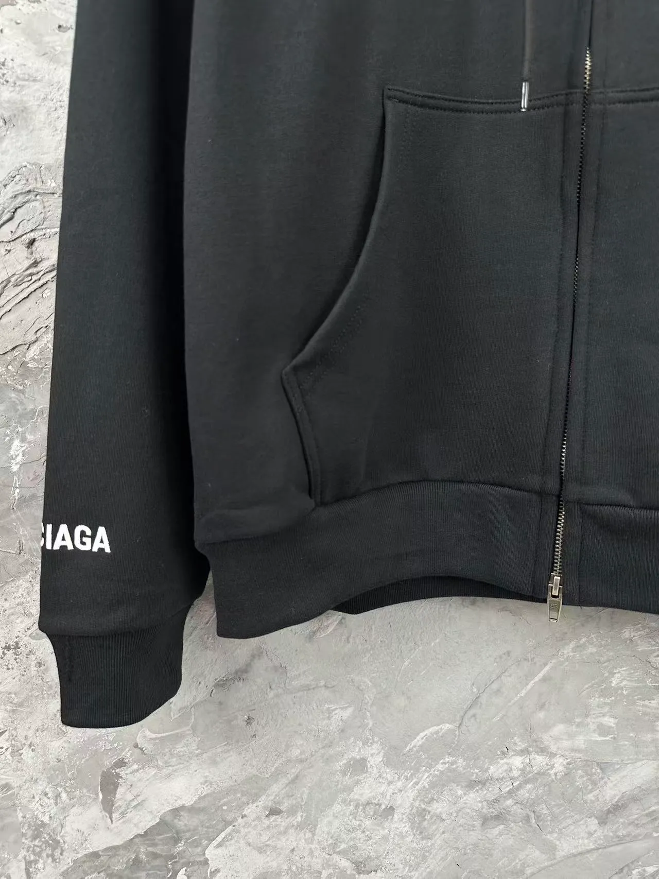 🅿️420 - BALENCI*GA Paris hitg there+dripley artistic hooded zipper sweatshirt. The back pattern is printed with computer direct printing. Luminous effect. The sleeves are finely embroidered with imported Tajima embroidery machine. Customized matching hardware. The letters are clear. The effect is three-dimensional. Exclusively pattern-woven and dyed 460g fabric. Threads are dyed in the same cylinder with zero color difference. Brick cabinet synchronization. Welcome to compare. Same style for men and women -Color: floral gray black -SIZE: Xs S M L style number 8981#