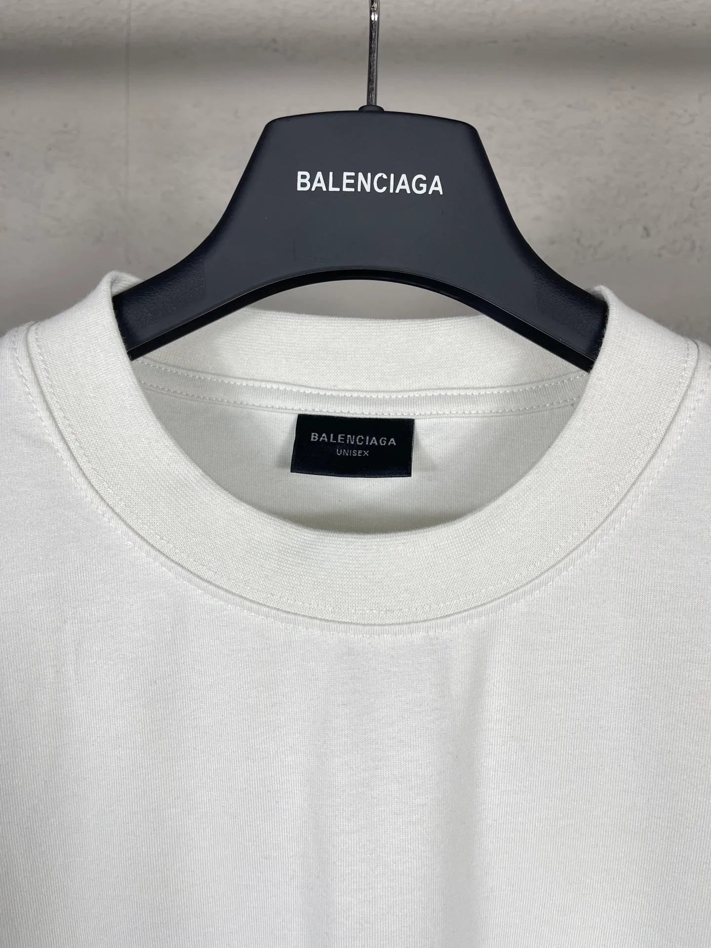 🅿️180 real photos [Top version. Official website quality] BALENCI*GA/Paris. SS24 latest model, LOOP SPORTS ICON printed short-sleeved T-shirt. Brick cabinet synchronization. Genuine product developed at the first time, happy to print and compare! The fabric is made of Paris ZP custom-woven and dyed cotton double yarn. Weighing 260 grams, the cloth surface is clean. The cloth pattern is clear, soft and comfortable. The threads are dyed with no color difference. The printing uses environmentally friendly imported materials. The letters are clear and the effect is three-dimensional. The version adopts OS loose shoulder design. Same style for men and women. Code: BL223605 Color: off-white, black Size: XS S M L