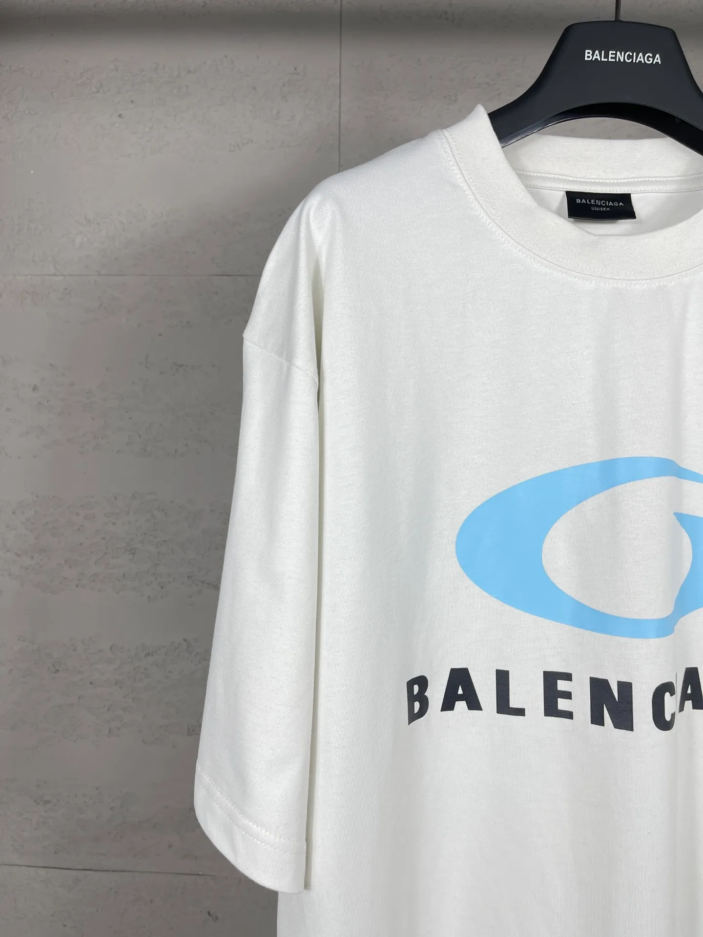 🅿️180 real photos [Top version. Official website quality] BALENCI*GA/Paris. SS24 latest model, LOOP SPORTS ICON printed short-sleeved T-shirt. Brick cabinet synchronization. Genuine product developed at the first time, happy to print and compare! The fabric is made of Paris ZP custom-woven and dyed cotton double yarn. Weighing 260 grams, the cloth surface is clean. The cloth pattern is clear, soft and comfortable. The threads are dyed with no color difference. The printing uses environmentally friendly imported materials. The letters are clear and the effect is three-dimensional. The version adopts OS loose shoulder design. Same style for men and women. Code: BL223605 Color: off-white, black Size: XS S M L
