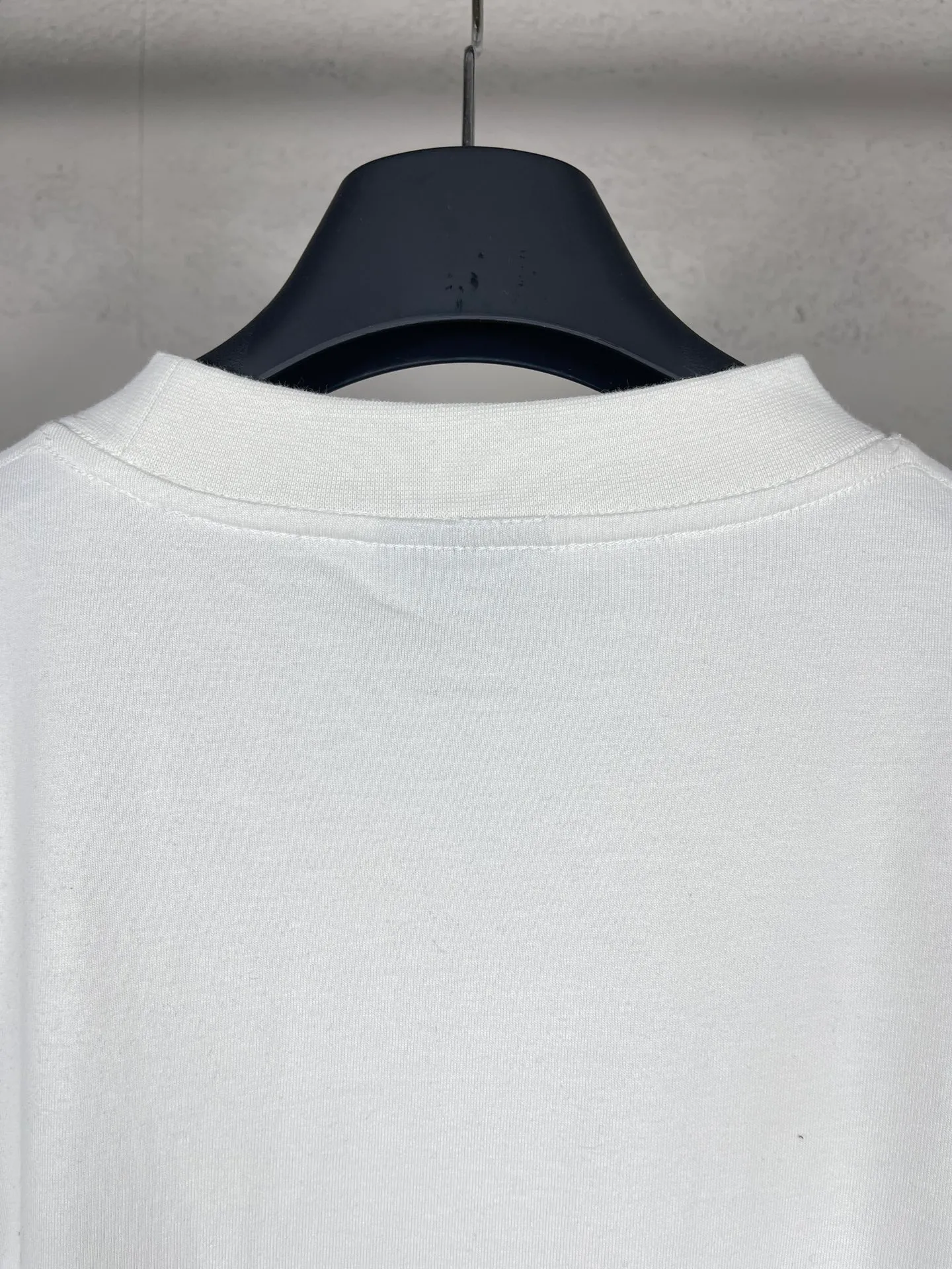🅿️180 real photos [Top version. Official website quality] BALENCI*GA/Paris. SS24 latest model, LOOP SPORTS ICON printed short-sleeved T-shirt. Brick cabinet synchronization. Genuine product developed at the first time, happy to print and compare! The fabric is made of Paris ZP custom-woven and dyed cotton double yarn. Weighing 260 grams, the cloth surface is clean. The cloth pattern is clear, soft and comfortable. The threads are dyed with no color difference. The printing uses environmentally friendly imported materials. The letters are clear and the effect is three-dimensional. The version adopts OS loose shoulder design. Same style for men and women. Code: BL223605 Color: off-white, black Size: XS S M L