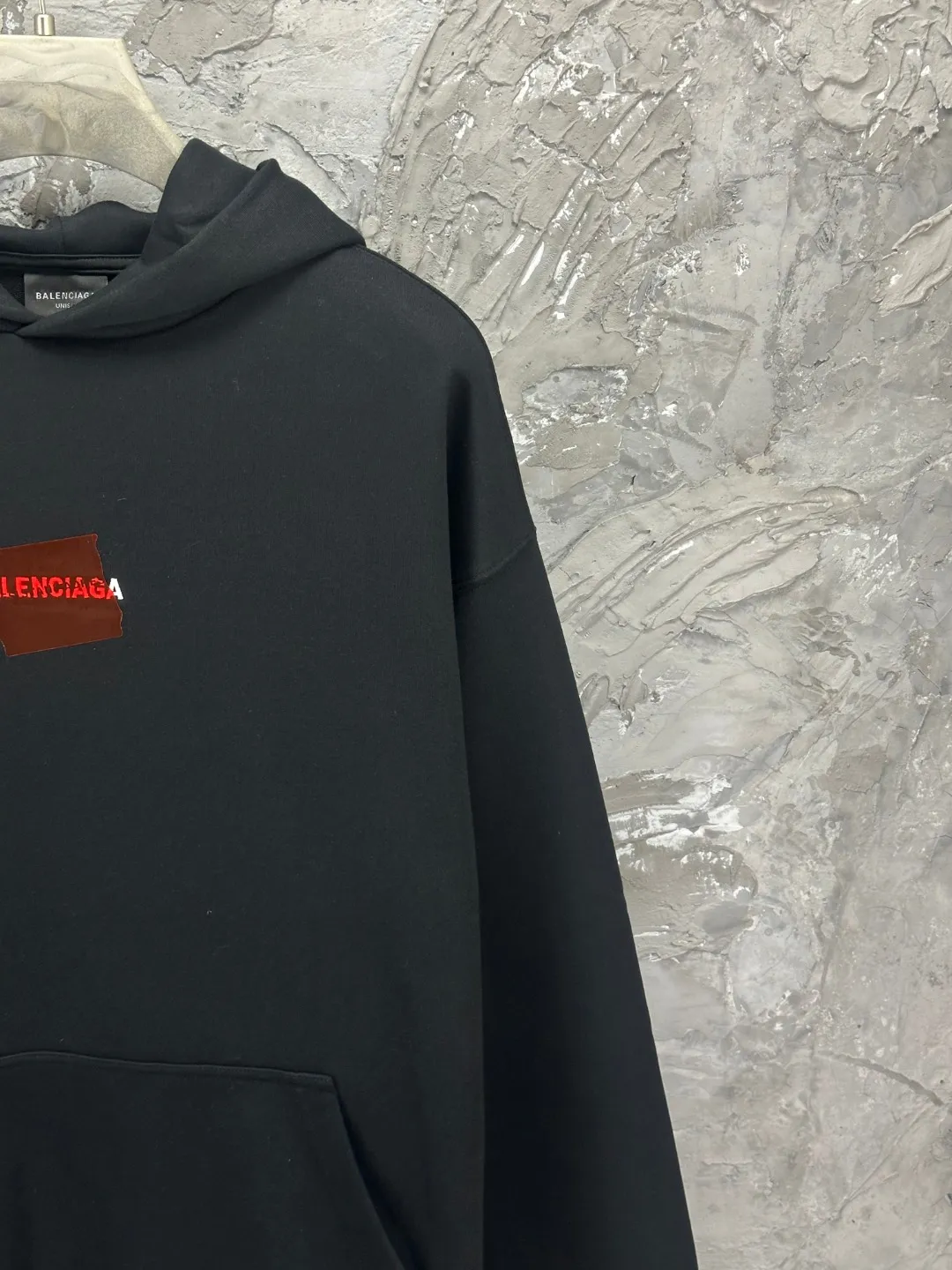 🅿️350 - BALENCI*GA Paris' latest autumn and winter embroidered tape-laminated hooded long-sleeved sweatshirt. The front letters are imported Tajima embroidery machine. The tape is embossed with imported transparent glue. The letters are clear. The effect is three-dimensional. Exclusively woven and dyed 460g fabric. Threads are dyed in the same vat with zero color difference. Brick cabinet synchronization. Welcome to compare. Same style for men and women -Color: Black -SIZE: Xs S M L Style No. 8963#