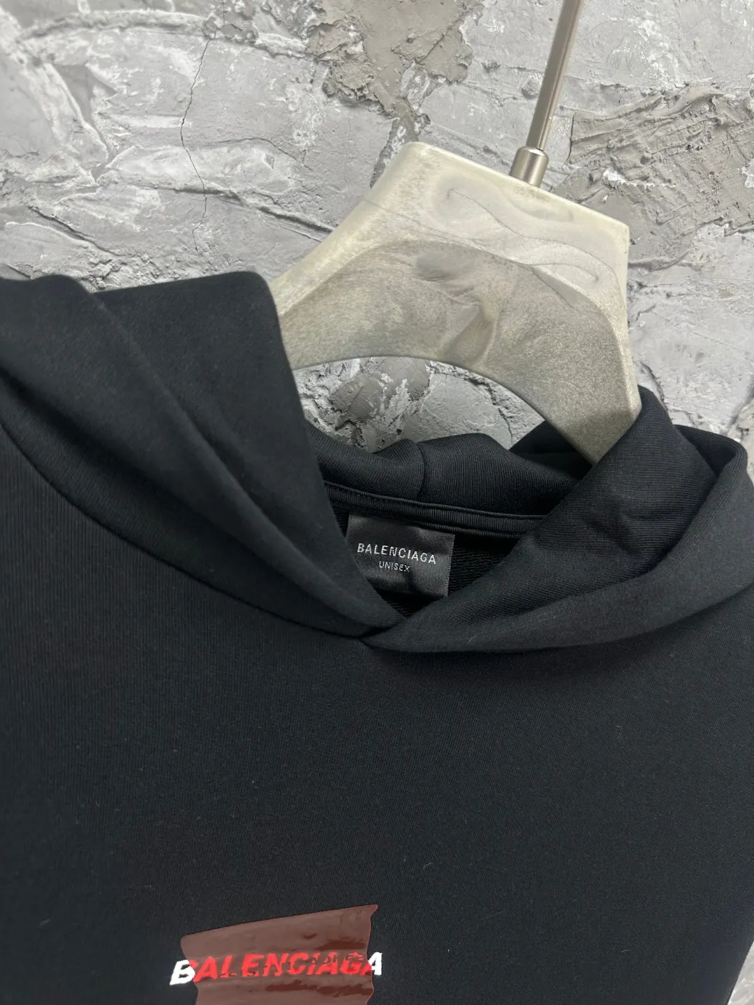 🅿️350 - BALENCI*GA Paris' latest autumn and winter embroidered tape-laminated hooded long-sleeved sweatshirt. The front letters are imported Tajima embroidery machine. The tape is embossed with imported transparent glue. The letters are clear. The effect is three-dimensional. Exclusively woven and dyed 460g fabric. Threads are dyed in the same vat with zero color difference. Brick cabinet synchronization. Welcome to compare. Same style for men and women -Color: Black -SIZE: Xs S M L Style No. 8963#