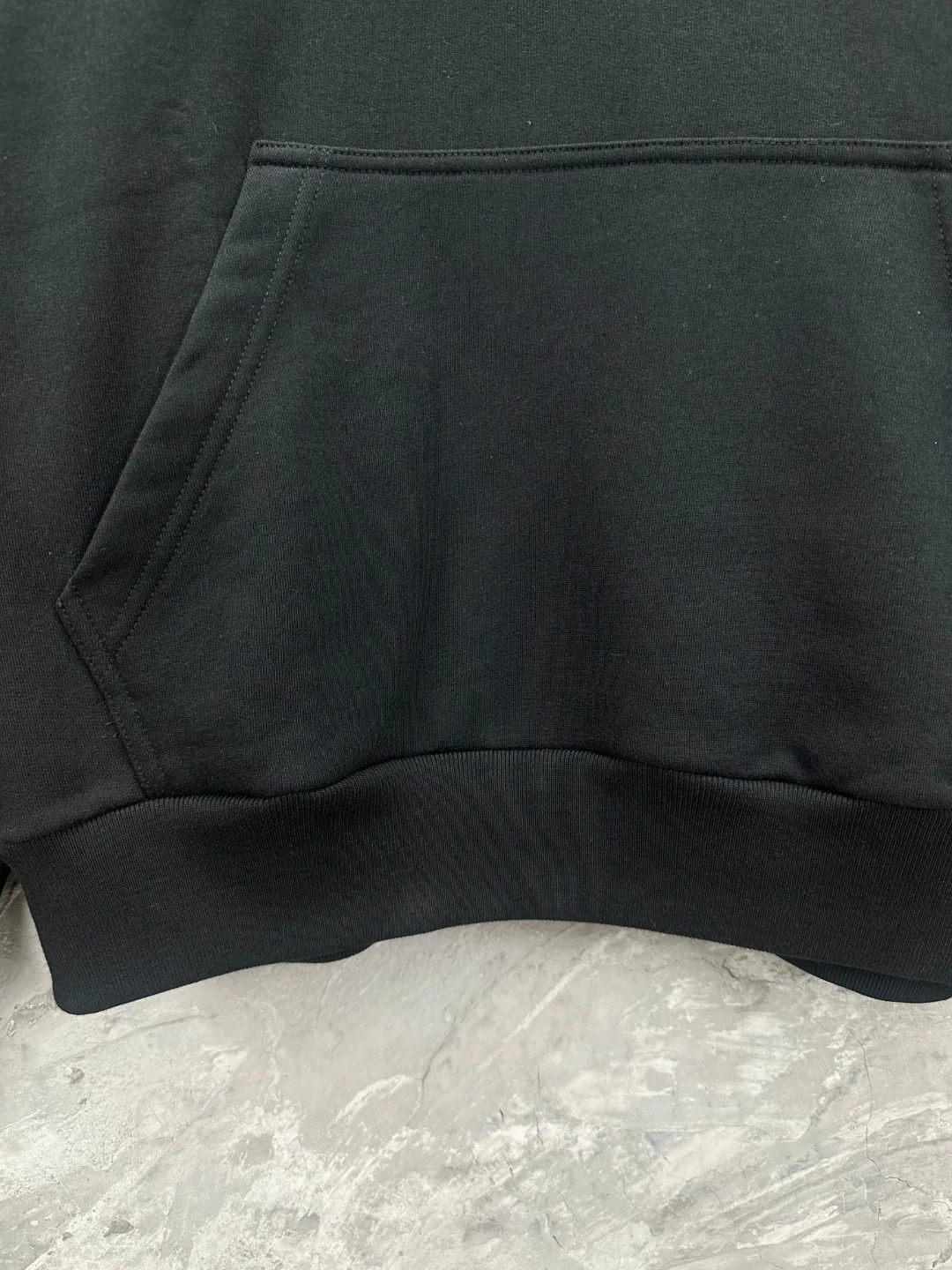 🅿️350 - BALENCI*GA Paris' latest autumn and winter embroidered tape-laminated hooded long-sleeved sweatshirt. The front letters are imported Tajima embroidery machine. The tape is embossed with imported transparent glue. The letters are clear. The effect is three-dimensional. Exclusively woven and dyed 460g fabric. Threads are dyed in the same vat with zero color difference. Brick cabinet synchronization. Welcome to compare. Same style for men and women -Color: Black -SIZE: Xs S M L Style No. 8963#