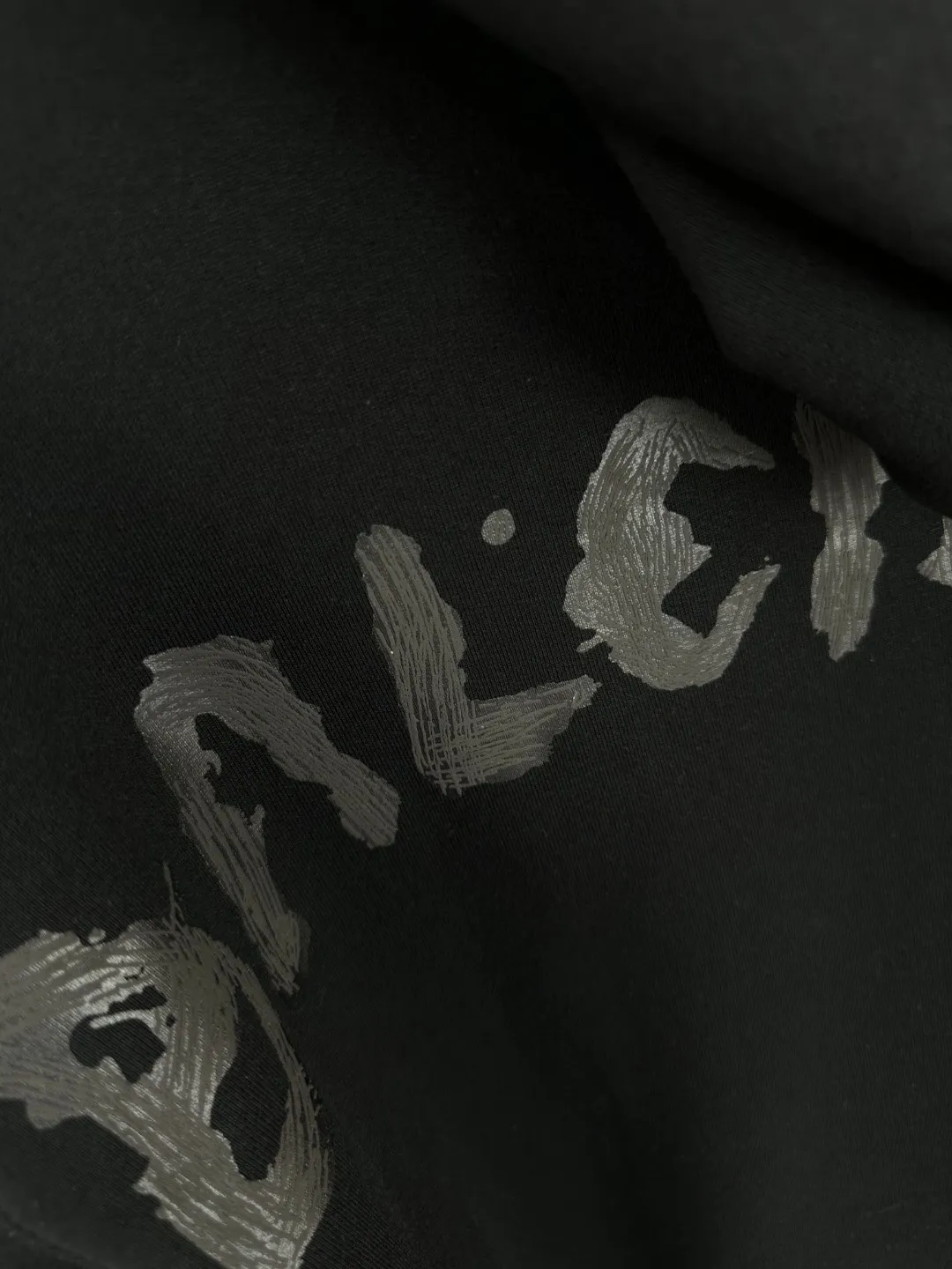 🅿️390 BALENCI*GA Paris back classic LOGO slurry printed hooded zipper sweatshirt. The letters on the back are made of environmentally friendly slurry printing technology. Hand-made masters position and grind at fixed points. Customized matching hardware. The letters are clear. The effect is three-dimensional. Exclusively woven and dyed 460g fabric. Threads are dyed in the same cylinder with zero color difference. Brick cabinet synchronization. Welcome to compare. Same style for men and women -Color: black -SIZE: Xs S M L Style number 8990#