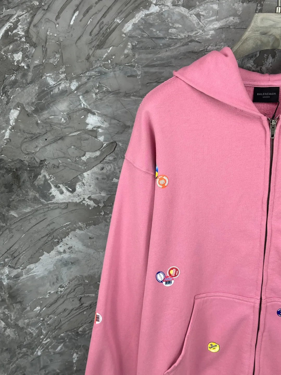 🅿️450 BALENCI*GA Paris fruit pattern Vintage hooded zipper sweatshirt. Growth positioning fixed-point computer spray printing and embossing. Manual master positioning and fixed-point grinding. Customized matching hardware. Clear letters. Three-dimensional effect. Exclusive matching woven and dyed 460g fabric. Threads are dyed in the same cylinder with zero color difference. Brick cabinet synchronization. Welcome to compare. Same style for men and women -Color: Gray Pink -SIZE: Xs S M L Style number 8979#