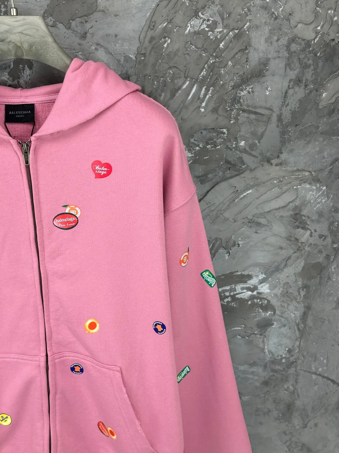 🅿️450 BALENCI*GA Paris fruit pattern Vintage hooded zipper sweatshirt. Growth positioning fixed-point computer spray printing and embossing. Manual master positioning and fixed-point grinding. Customized matching hardware. Clear letters. Three-dimensional effect. Exclusive matching woven and dyed 460g fabric. Threads are dyed in the same cylinder with zero color difference. Brick cabinet synchronization. Welcome to compare. Same style for men and women -Color: Gray Pink -SIZE: Xs S M L Style number 8979#