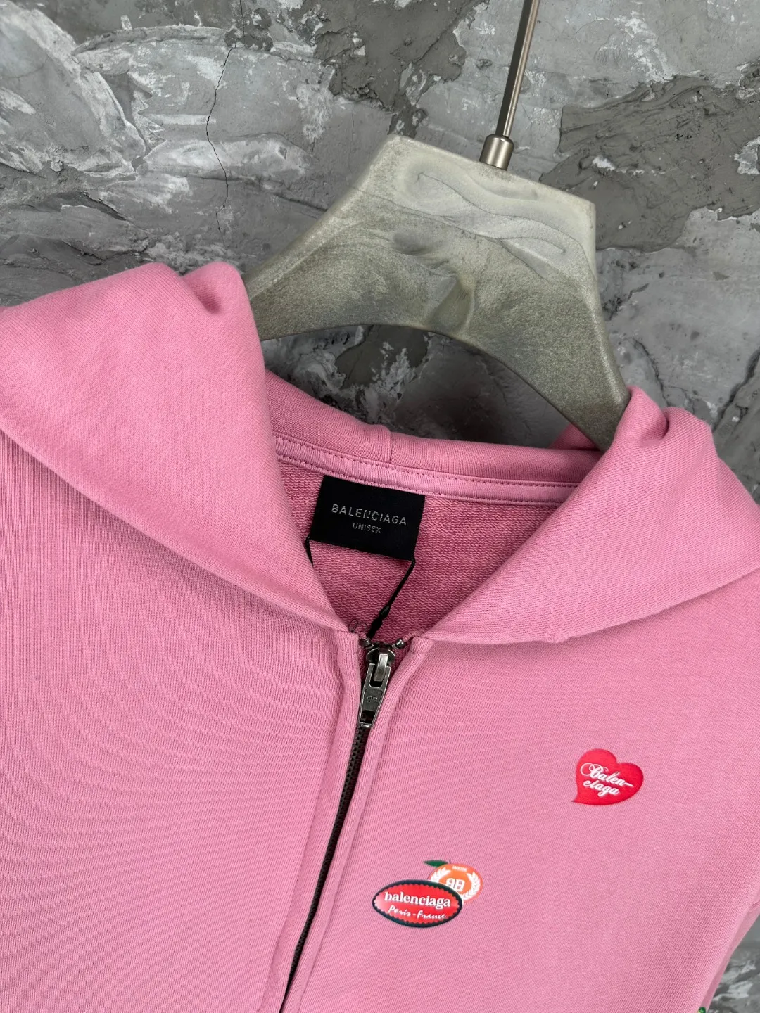 🅿️450 BALENCI*GA Paris fruit pattern Vintage hooded zipper sweatshirt. Growth positioning fixed-point computer spray printing and embossing. Manual master positioning and fixed-point grinding. Customized matching hardware. Clear letters. Three-dimensional effect. Exclusive matching woven and dyed 460g fabric. Threads are dyed in the same cylinder with zero color difference. Brick cabinet synchronization. Welcome to compare. Same style for men and women -Color: Gray Pink -SIZE: Xs S M L Style number 8979#