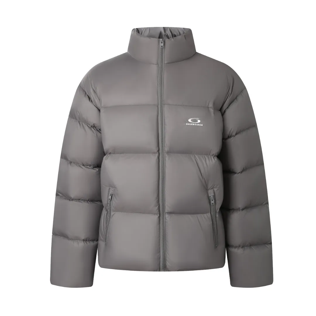 🅿️1000 BLCG 25FW ring embroidered down jacket (grey) The fabric uses technical tear-proof fabric to ensure the durability and safety of the clothing in outdoor sports such as skiing, and effectively prevent damage caused by accidental tearing. High Stand Collar Design The unique high stand collar design provides better neck warmth. The ample pocket design is equipped with multiple pockets, which not only facilitates the storage of various small items needed for skiing, but also increases the practicality and convenience of the clothing. Waterproof and Warmth Performance The specially treated fabric has good waterproof properties and can keep the interior dry even in rain or snow. At the same time, the filling is made of high-quality materials to ensure excellent warmth retention. As part of the Balenciaga ski series, the design incorporates the brand's unique style and artistic sense, showing a unique fashion charm. Balenciaga's ultimate pursuit of details is also reflected in this down jacket. Whether it is the choice of zippers, buttons or other accessories, it reflects the brand's exquisite craftsmanship and high quality requirements. Size:S-M-L-XL