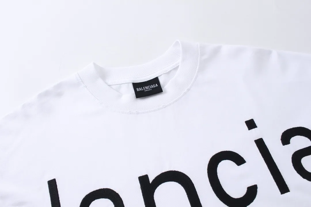 🅿️250 Actual pictures [Top version. Official website quality] BALENCI*GA/Paris BALENCI*GA#2024 latest model, Paris website embroidered letters large LOGO long-sleeved T-shirt. Brick cabinet sync. The first genuine product was developed, with over 200,000 stitches of counter-position embroidery on the chest. Notice! ️Full letter embroidery, welcome to compare! The fabric is made of Paris ZP custom-woven and dyed 100% cotton double-yarn compact cotton. The weight is 260 grams. The cloth surface is clean. The cloth pattern is clear. It is soft and comfortable. It has good color fastness and is not easy to change color. The threads are woven and dyed with no color difference. The embroidery is done using imported Tajima embroidery machines. Super 20W needle thread embroidery, accurate positioning, three-dimensional effect, clear lines. No burrs and miscellaneous threads, ultra-high craftsmanship embroidery. The version adopts OS loose shoulder design. Same style for men and women. Code: BL225001 Color: black, white. Size: XS S M L