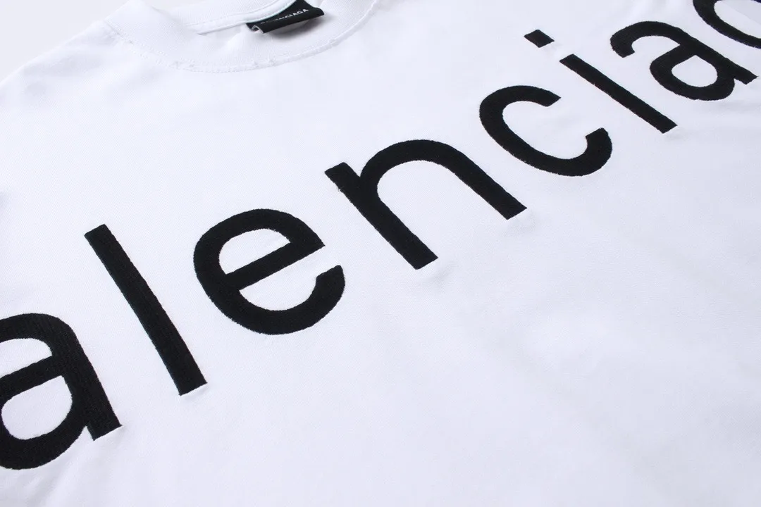 🅿️250 Actual pictures [Top version. Official website quality] BALENCI*GA/Paris BALENCI*GA#2024 latest model, Paris website embroidered letters large LOGO long-sleeved T-shirt. Brick cabinet sync. The first genuine product was developed, with over 200,000 stitches of counter-position embroidery on the chest. Notice! ️Full letter embroidery, welcome to compare! The fabric is made of Paris ZP custom-woven and dyed 100% cotton double-yarn compact cotton. The weight is 260 grams. The cloth surface is clean. The cloth pattern is clear. It is soft and comfortable. It has good color fastness and is not easy to change color. The threads are woven and dyed with no color difference. The embroidery is done using imported Tajima embroidery machines. Super 20W needle thread embroidery, accurate positioning, three-dimensional effect, clear lines. No burrs and miscellaneous threads, ultra-high craftsmanship embroidery. The version adopts OS loose shoulder design. Same style for men and women. Code: BL225001 Color: black, white. Size: XS S M L