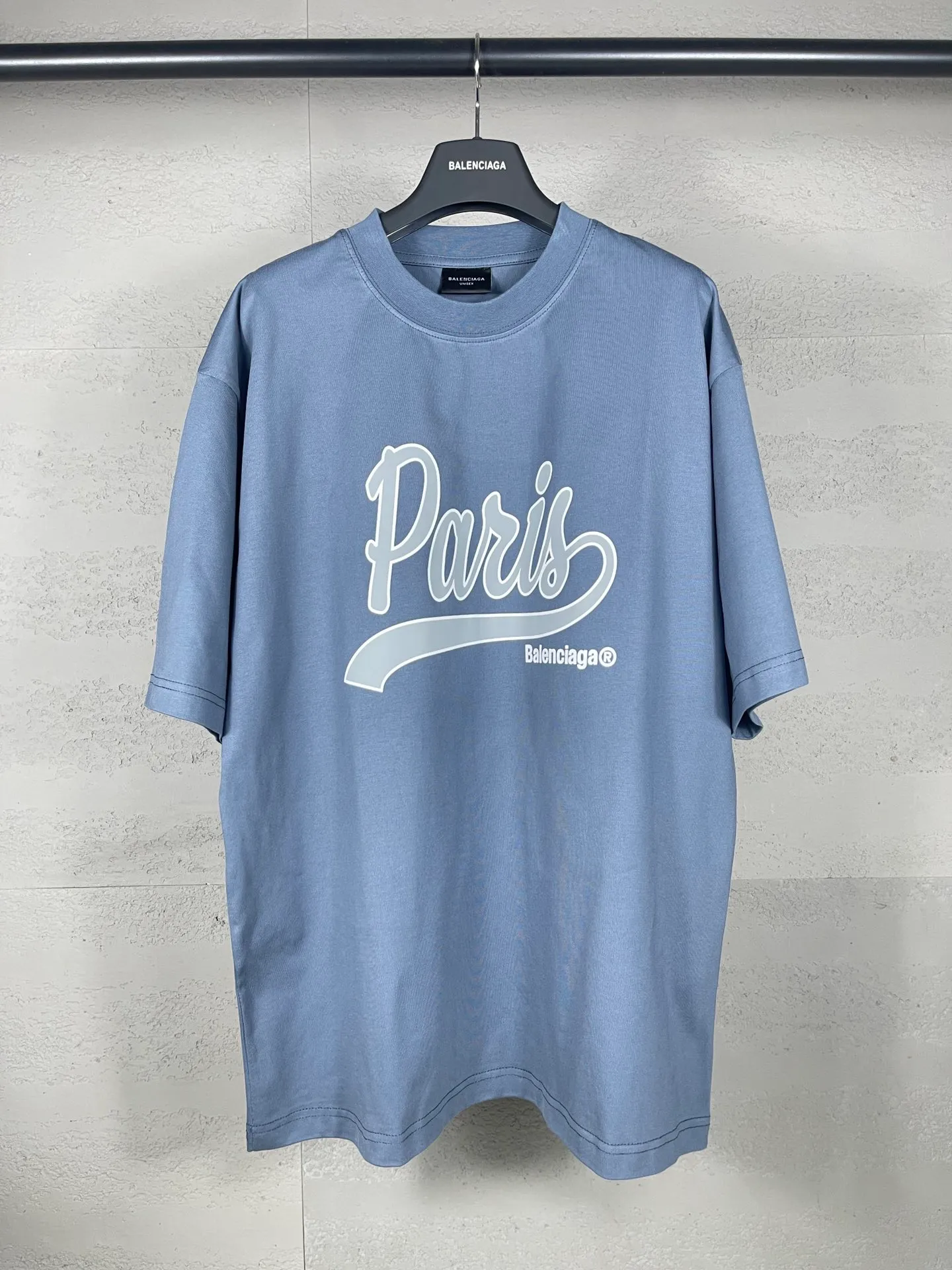 🅿️180 real photos [Top version. Official website quality] BALENCI*GA/Paris. SS24 latest model, front enjoy Paris art print short-sleeved T-shirt. Brick cabinet synchronization. Genuine product developed in the first time, happy to print and compare! The fabric is made of Paris ZP custom-woven and dyed cotton double yarn. Weighing 260 grams, the cloth surface is clean. The cloth pattern is clear, soft and comfortable. The threads are dyed with no color difference. The printing uses environmentally friendly imported materials. The letters are clear and the effect is three-dimensional. The version adopts OS loose shoulder design. Same style for men and women. Code: BL223370 Color: Hulan, red Size: XS S M L