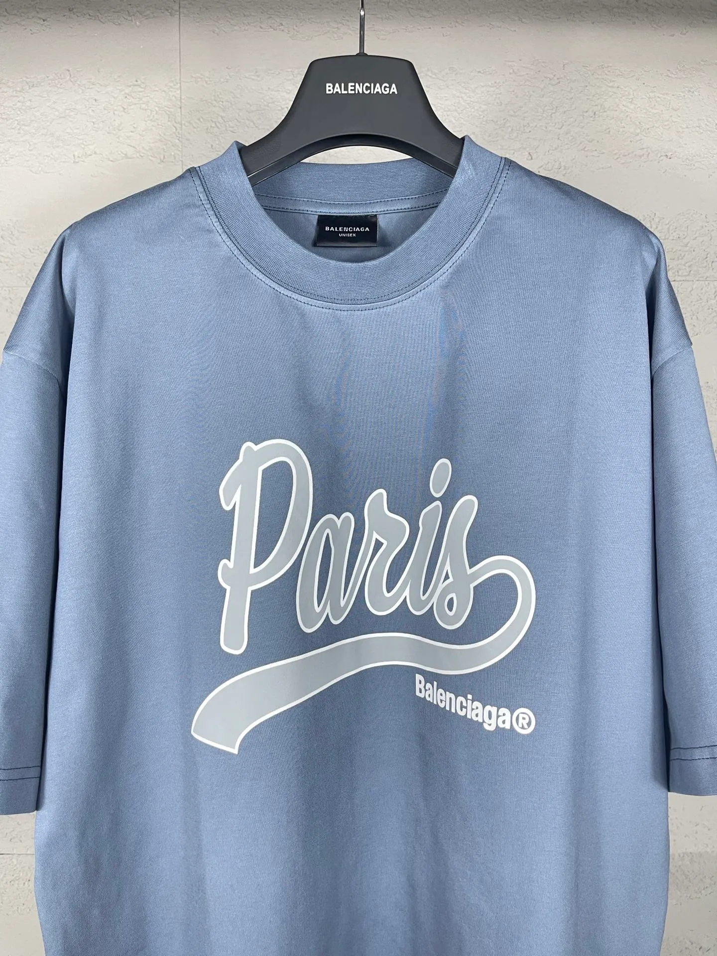 🅿️180 real photos [Top version. Official website quality] BALENCI*GA/Paris. SS24 latest model, front enjoy Paris art print short-sleeved T-shirt. Brick cabinet synchronization. Genuine product developed in the first time, happy to print and compare! The fabric is made of Paris ZP custom-woven and dyed cotton double yarn. Weighing 260 grams, the cloth surface is clean. The cloth pattern is clear, soft and comfortable. The threads are dyed with no color difference. The printing uses environmentally friendly imported materials. The letters are clear and the effect is three-dimensional. The version adopts OS loose shoulder design. Same style for men and women. Code: BL223370 Color: Hulan, red Size: XS S M L