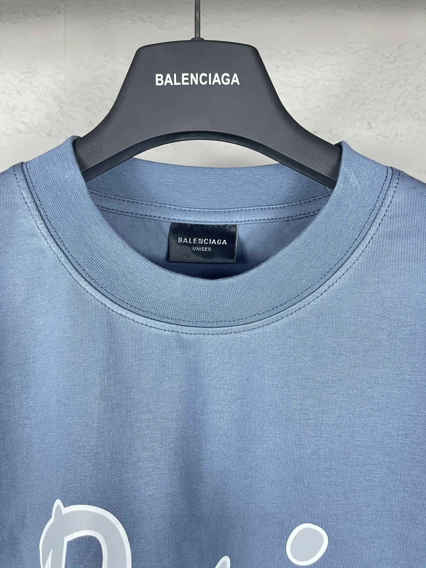 🅿️180 real photos [Top version. Official website quality] BALENCI*GA/Paris. SS24 latest model, front enjoy Paris art print short-sleeved T-shirt. Brick cabinet synchronization. Genuine product developed in the first time, happy to print and compare! The fabric is made of Paris ZP custom-woven and dyed cotton double yarn. Weighing 260 grams, the cloth surface is clean. The cloth pattern is clear, soft and comfortable. The threads are dyed with no color difference. The printing uses environmentally friendly imported materials. The letters are clear and the effect is three-dimensional. The version adopts OS loose shoulder design. Same style for men and women. Code: BL223370 Color: Hulan, red Size: XS S M L