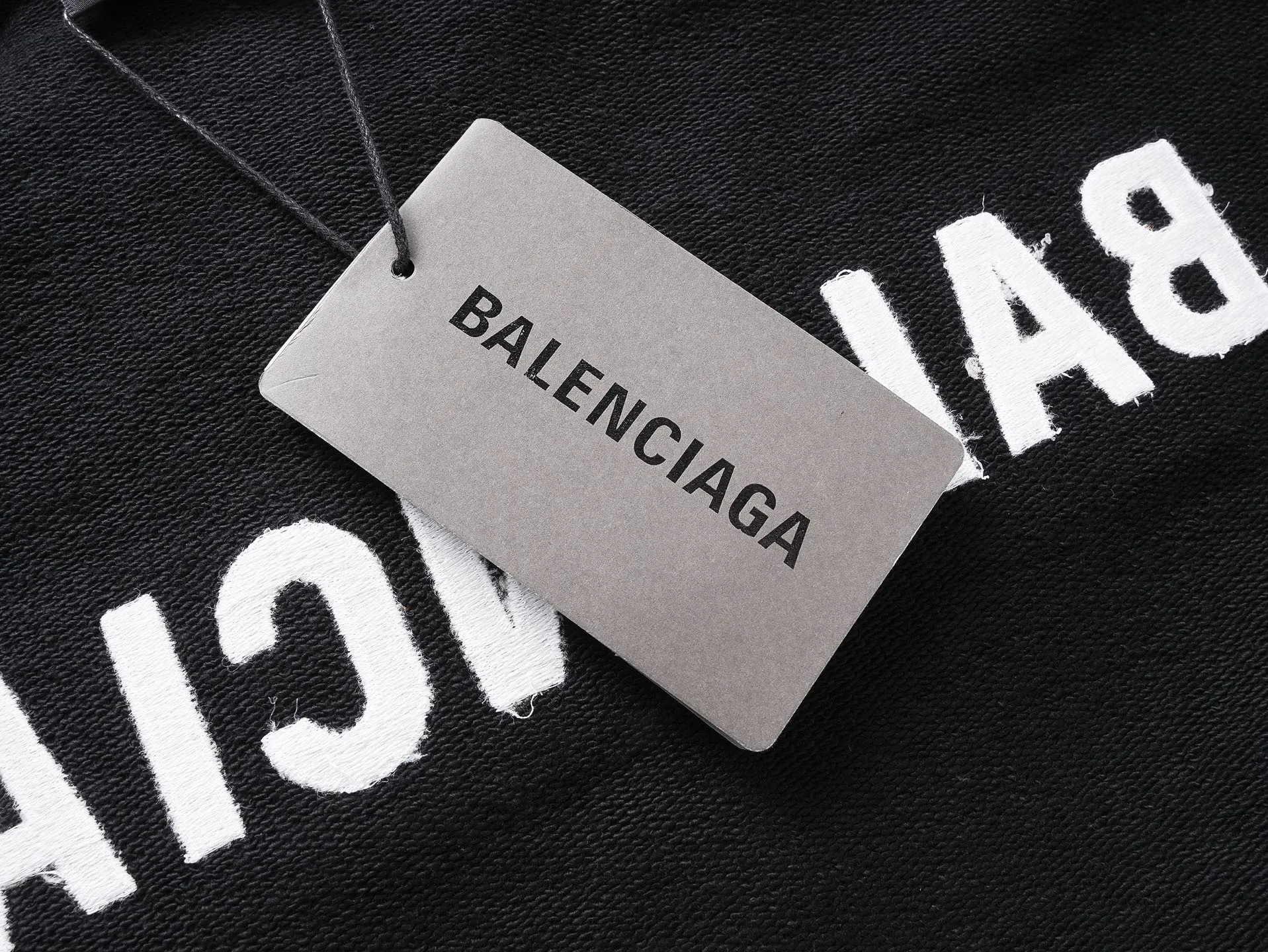 🅿️330 real photos [Top version. Official website quality] BALENCI*GA/Paris #2025 autumn and winter new style front and rear letter LOGO embroidered tape taped hooded sweatshirt. Full sense of design, welcome to compare. The fabric is made of Paris ZP custom-woven and dyed cotton sweatshirt. The weight is 460 grams. The cloth surface is clean. The cloth pattern is clear, soft and comfortable. The threads are dyed with no color difference. The classic letter LOGO is embroidered with imported Tajima embroidery machine. The tape is stamped with imported transparent glue. The effect is three-dimensional. Restore the brick cabinet, adopt OS loose shoulder style. Same style for men and women. Code: BL259910 Color: black, sky blue Size: XS S M L