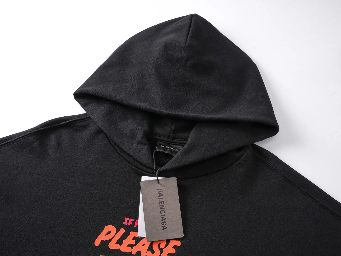 🅿️350 BALENCI*GA Paris inverted LOGO style hooded sweatshirt. The front embroidery uses imported Tajima embroidery machines and environmentally friendly glue color printing technology. Customized matching hardware. The letters are clear. The effect is three-dimensional. Exclusively matched to the pattern, woven and dyed 460g fabric. Threads are dyed in the same vat with zero color difference. Brick cabinet synchronization. Welcome to compare. Same style for men and women -Color: black -SIZE: Xs S M L Style number 8988#