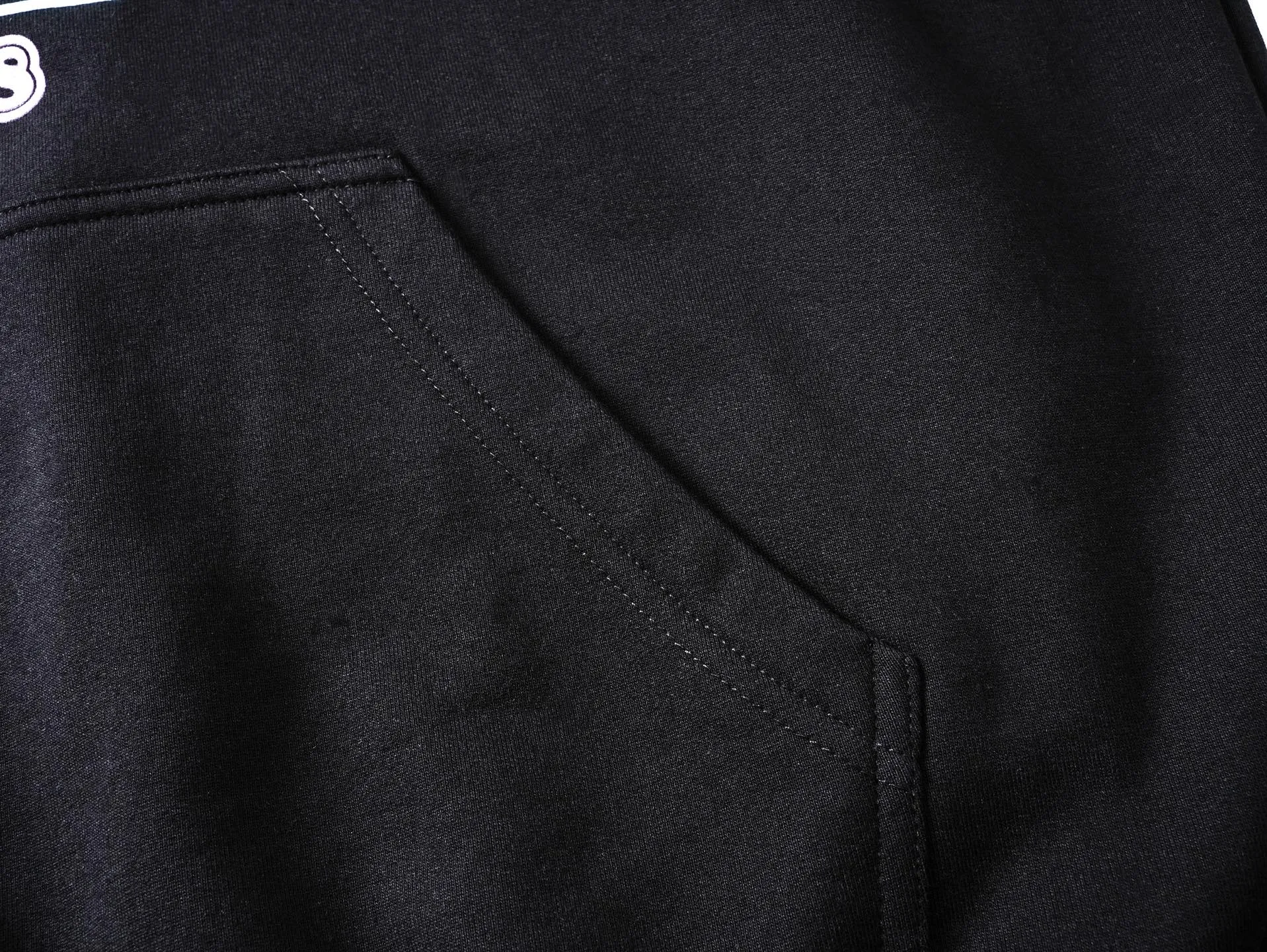 🅿️350 BALENCI*GA Paris inverted LOGO style hooded sweatshirt. The front embroidery uses imported Tajima embroidery machines and environmentally friendly glue color printing technology. Customized matching hardware. The letters are clear. The effect is three-dimensional. Exclusively matched to the pattern, woven and dyed 460g fabric. Threads are dyed in the same vat with zero color difference. Brick cabinet synchronization. Welcome to compare. Same style for men and women -Color: black -SIZE: Xs S M L Style number 8988#