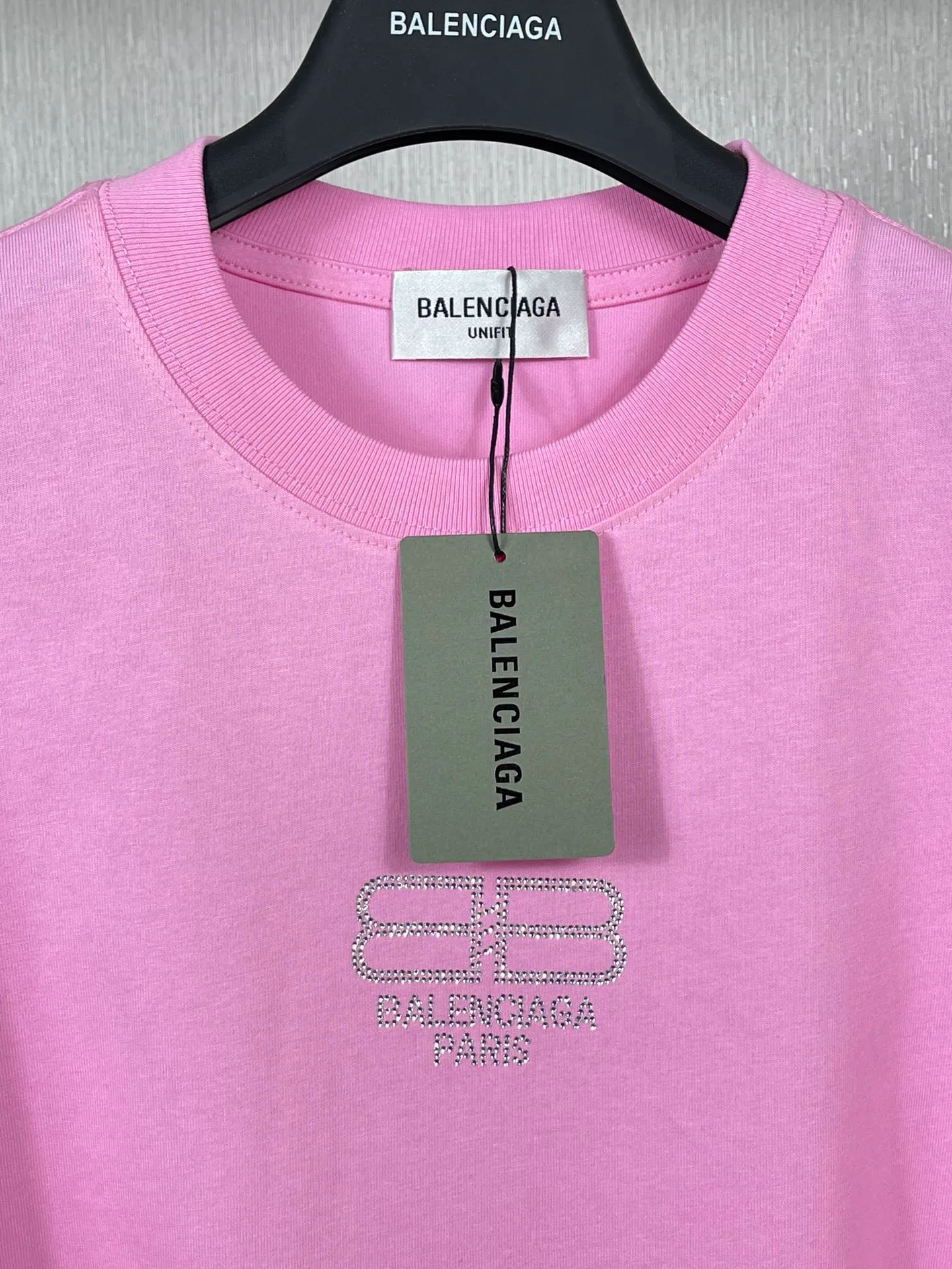 🅿️166 Actual pictures [Top version. Official website quality] BALENCI*GA/Paris.BB embroidered short-sleeved T-shirt. Brick cabinet synchronization. The fabric is made of Paris ZP custom-woven and dyed 100% cotton double yarn compact cotton. The weight is 260 grams, the cloth surface is clean. The cloth pattern is clear, soft and comfortable, and the thread is dyed with no color difference. The classic patterns are embroidered using imported embroidery machines. The effect is three-dimensional. Restore the brick cabinet. Different market currencies. Welcome to compare. The version adopts the OS loose shoulder version. The same style for men and women. Code: BL223031 Color: Mi Xing. Pink Size: XS to L