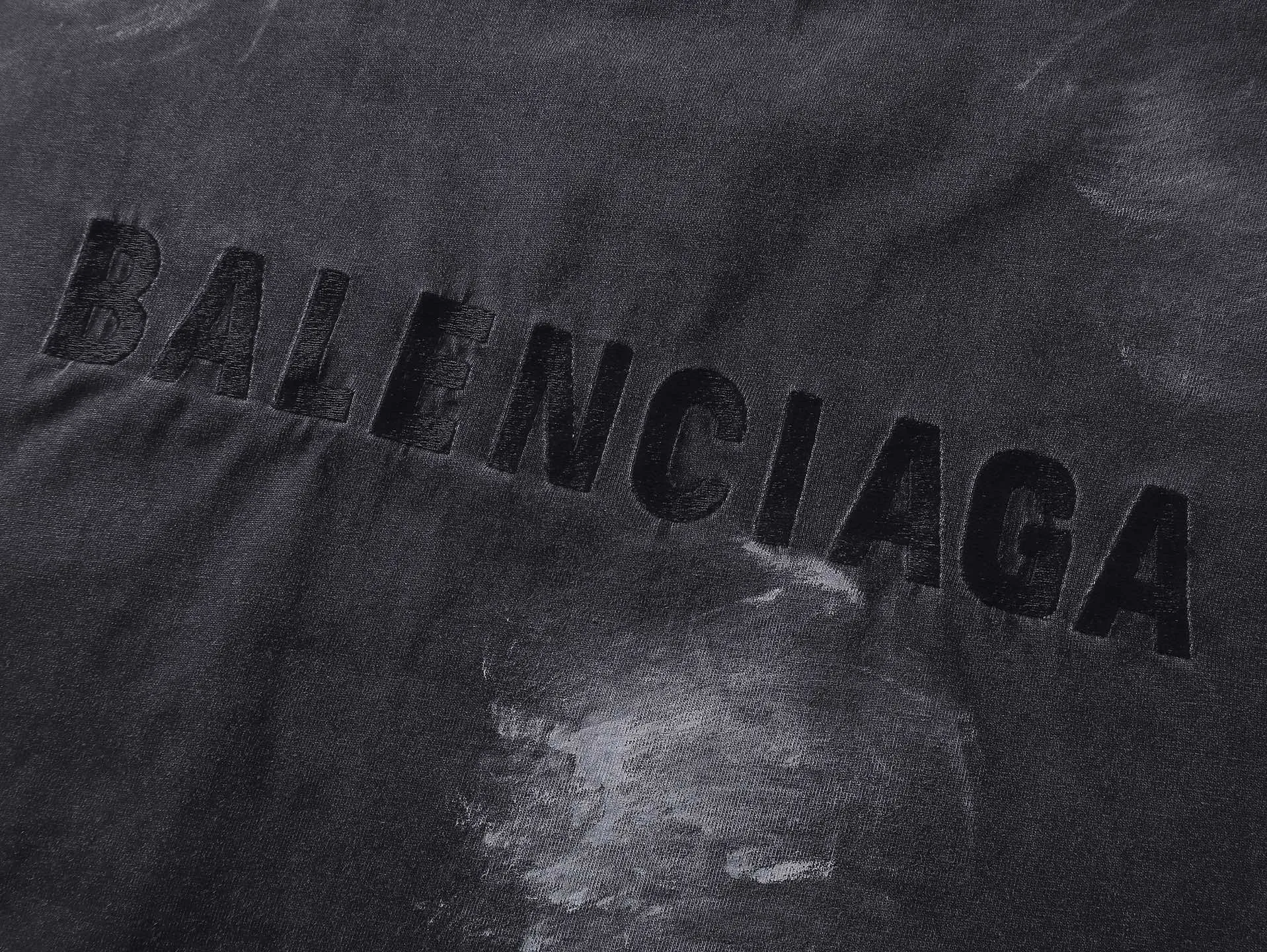 🅿️280 BALENCI*GA Paris hand-painted graffiti washed long-sleeved T-shirt. The front and back panels are embroidered with imported Tajima machines. The effect is three-dimensional. Hand-made graffiti. The hand-made master positions and wears the old. Overweight craftsmanship. Restore the brick cabinet. Exclusively pattern-woven and dyed 280g fabric. Threads are dyed in the same vat with zero color difference. The version adopts OS loose shoulder-drop version. Welcome to compare. Same style for men and women -Color: black gray -SIZE: Xs S M L style number 8643#