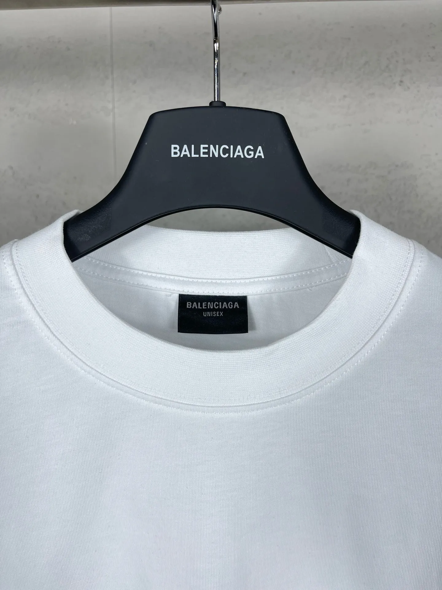 🅿️210 real photos [Top version. Official website quality] BALENCI*GA/Paris. 2024 new model. Phantom double LOGO classic pattern printed long-sleeved T-shirt. Brick cabinet synchronization. Genuine product developed at the first time, happy to print and compare! The fabric is made of Paris ZP custom-woven and dyed cotton with double yarns and compact cotton. The weight is 260 grams. The cloth surface is clean. The cloth pattern is clear, soft and comfortable. The threads are dyed with no color difference. The classic printing is made of environmentally friendly imported materials, with LOGO phantom effect, clear letters and three-dimensional effect. Restore the brick cabinet. Ready-made clothes are washed and distressed, different market currency, welcome to compare, the version adopts OS loose shoulder version. Same style for men and women Coding: BL225029 Color: black, white Size: XS S M L