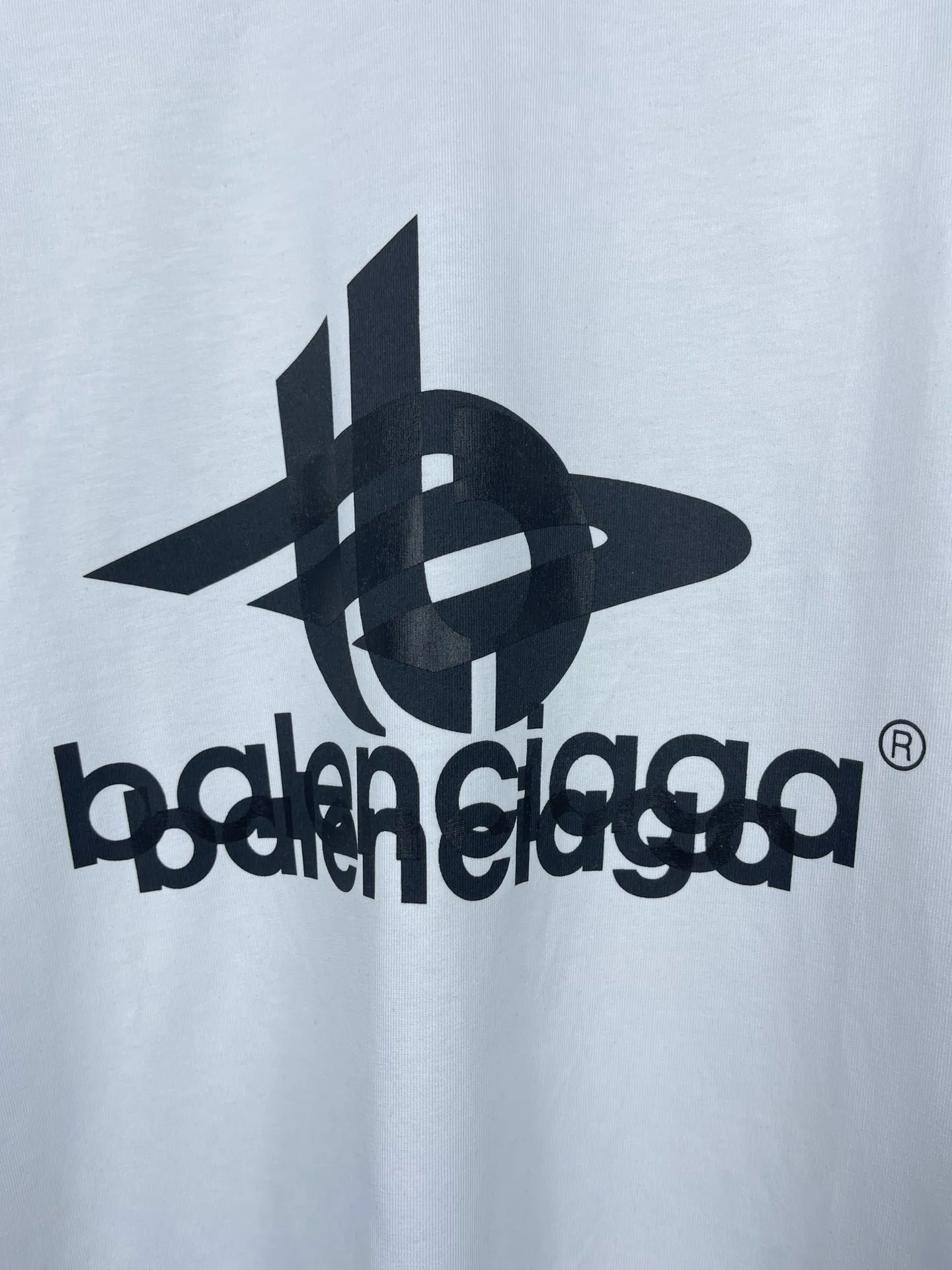 🅿️210 real photos [Top version. Official website quality] BALENCI*GA/Paris. 2024 new model. Phantom double LOGO classic pattern printed long-sleeved T-shirt. Brick cabinet synchronization. Genuine product developed at the first time, happy to print and compare! The fabric is made of Paris ZP custom-woven and dyed cotton with double yarns and compact cotton. The weight is 260 grams. The cloth surface is clean. The cloth pattern is clear, soft and comfortable. The threads are dyed with no color difference. The classic printing is made of environmentally friendly imported materials, with LOGO phantom effect, clear letters and three-dimensional effect. Restore the brick cabinet. Ready-made clothes are washed and distressed, different market currency, welcome to compare, the version adopts OS loose shoulder version. Same style for men and women Coding: BL225029 Color: black, white Size: XS S M L
