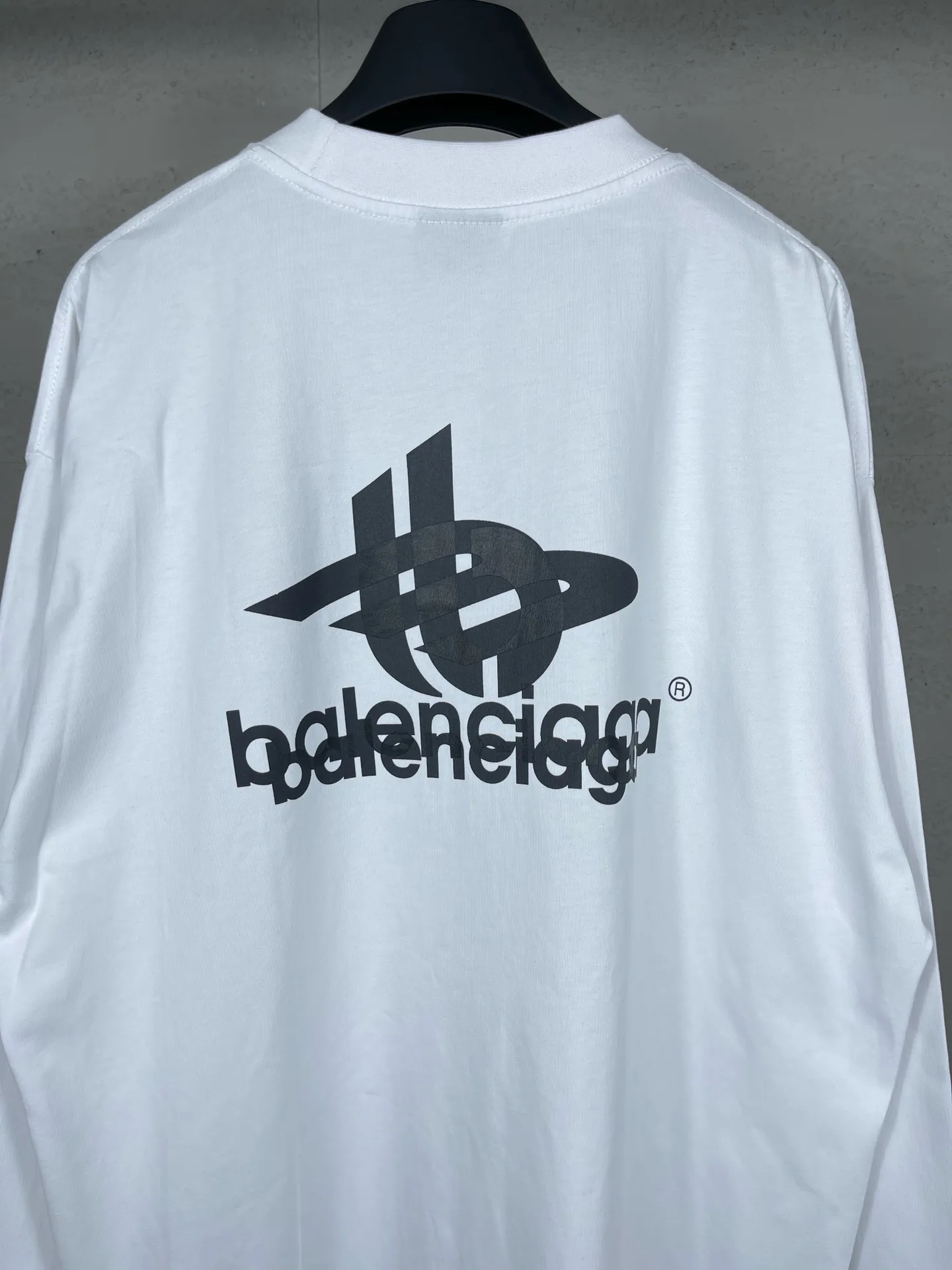 🅿️210 real photos [Top version. Official website quality] BALENCI*GA/Paris. 2024 new model. Phantom double LOGO classic pattern printed long-sleeved T-shirt. Brick cabinet synchronization. Genuine product developed at the first time, happy to print and compare! The fabric is made of Paris ZP custom-woven and dyed cotton with double yarns and compact cotton. The weight is 260 grams. The cloth surface is clean. The cloth pattern is clear, soft and comfortable. The threads are dyed with no color difference. The classic printing is made of environmentally friendly imported materials, with LOGO phantom effect, clear letters and three-dimensional effect. Restore the brick cabinet. Ready-made clothes are washed and distressed, different market currency, welcome to compare, the version adopts OS loose shoulder version. Same style for men and women Coding: BL225029 Color: black, white Size: XS S M L