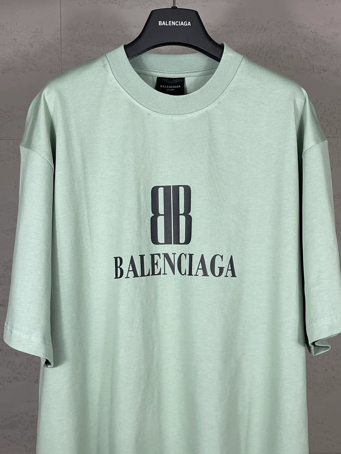 🅿️170 photos [Top version. Official website quality] BALENCI*GA/Paris. SS25 latest model, Paris new LOGO printed short-sleeved T-shirt. Brick cabinet synchronization. Genuine product developed at the first time, welcome to compare! The fabric is made of Paris ZP custom-woven and dyed cotton double yarn. Weighing 260 grams, the cloth surface is clean. The cloth pattern is clear, soft and comfortable. The threads are dyed with no color difference. The printing uses environmentally friendly imported rubber paddles. The letters are clear and the effect is three-dimensional. The version adopts OS loose shoulder design. Same style for men and women. Code: BL253705 Color: black, green, white Size: XS S M L