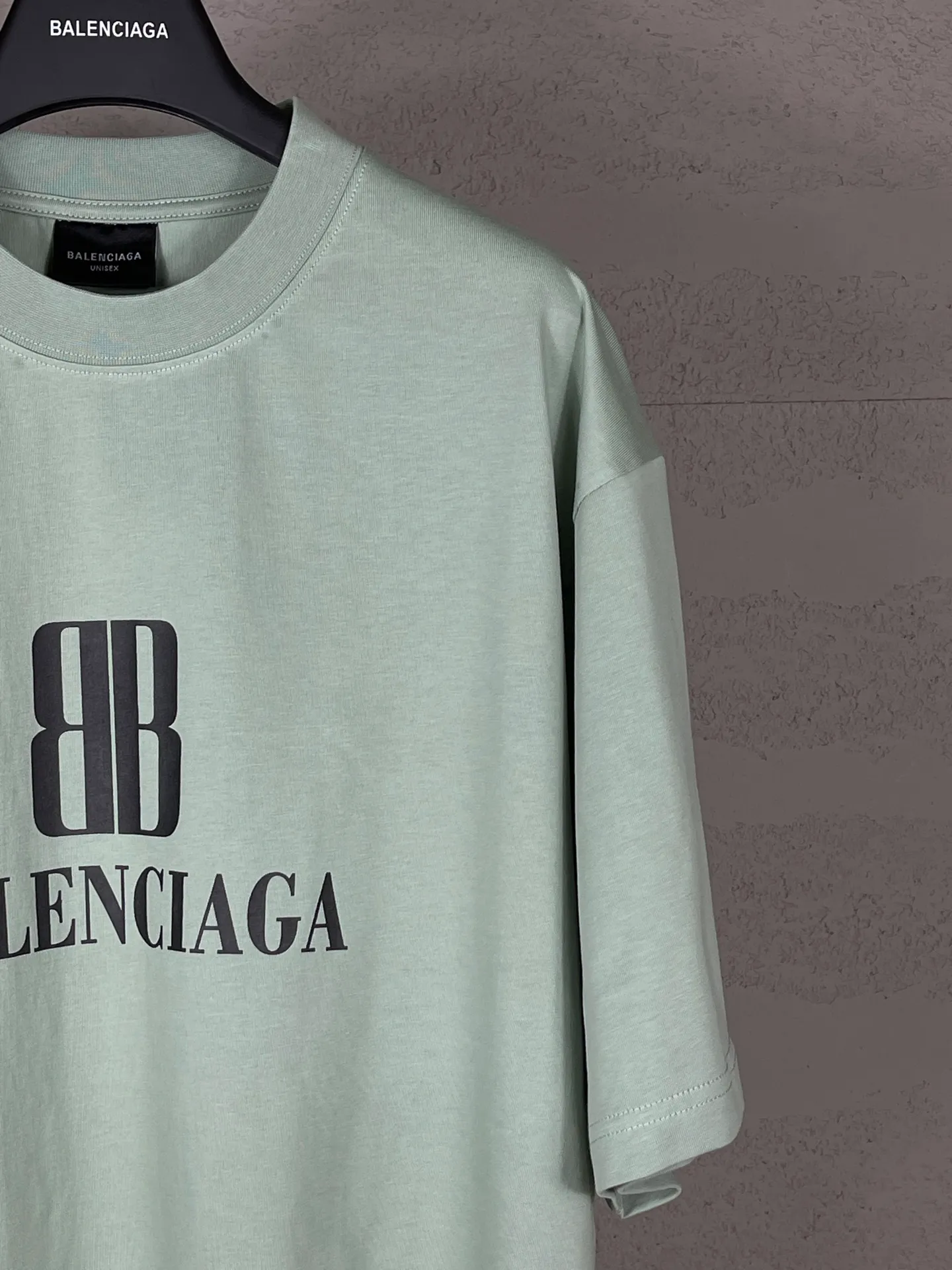 🅿️170 photos [Top version. Official website quality] BALENCI*GA/Paris. SS25 latest model, Paris new LOGO printed short-sleeved T-shirt. Brick cabinet synchronization. Genuine product developed at the first time, welcome to compare! The fabric is made of Paris ZP custom-woven and dyed cotton double yarn. Weighing 260 grams, the cloth surface is clean. The cloth pattern is clear, soft and comfortable. The threads are dyed with no color difference. The printing uses environmentally friendly imported rubber paddles. The letters are clear and the effect is three-dimensional. The version adopts OS loose shoulder design. Same style for men and women. Code: BL253705 Color: black, green, white Size: XS S M L