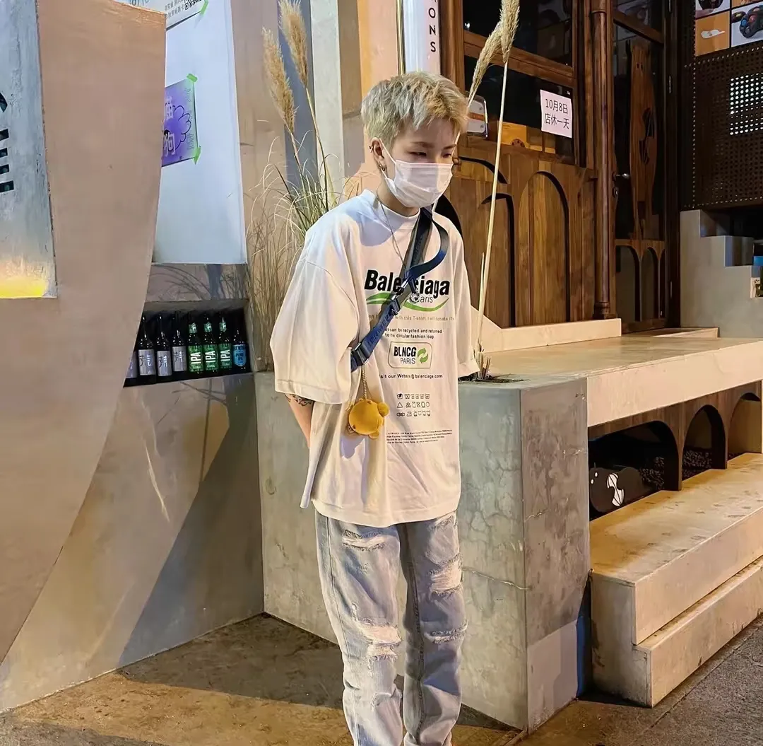 ♻️💯Upper body reference model picture❤️Top tested version Balenciaga environmental logo arrow three-color loose breathable cotton short-sleeved T-shirt BLCG is one of the most influential brands in the fashion industry. Founded in 1919 by Cristóbal Balenciaga and settled in Paris in 1936, he led many important fashion movements between 1930 and 1968. The representative ready-to-wear series reflects the identity of the brand - Fabric: Made of 32-count double yarn, 260-gram weight fabric, imported knitted needle carded cotton, with moderate thickness, drape and contour - The front printing screen plate is hand-printed, and the 3D full-color scanned pattern is made into film to ensure the highest degree of printing pattern restoration. The upper and lower LOGO printing has a strong touch texture. The printing material uses environmentally friendly active water slurry and anti-sublimation liquid as the base. The garment is resistant to washing and does not desizing. Color: off-white, fluorescent yellow, navy blue Size: XS-L P:250