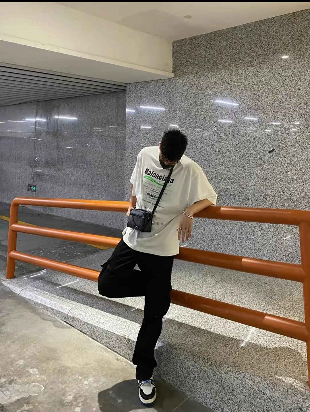 ♻️💯Upper body reference model picture❤️Top tested version Balenciaga environmental logo arrow three-color loose breathable cotton short-sleeved T-shirt BLCG is one of the most influential brands in the fashion industry. Founded in 1919 by Cristóbal Balenciaga and settled in Paris in 1936, he led many important fashion movements between 1930 and 1968. The representative ready-to-wear series reflects the identity of the brand - Fabric: Made of 32-count double yarn, 260-gram weight fabric, imported knitted needle carded cotton, with moderate thickness, drape and contour - The front printing screen plate is hand-printed, and the 3D full-color scanned pattern is made into film to ensure the highest degree of printing pattern restoration. The upper and lower LOGO printing has a strong touch texture. The printing material uses environmentally friendly active water slurry and anti-sublimation liquid as the base. The garment is resistant to washing and does not desizing. Color: off-white, fluorescent yellow, navy blue Size: XS-L P:250