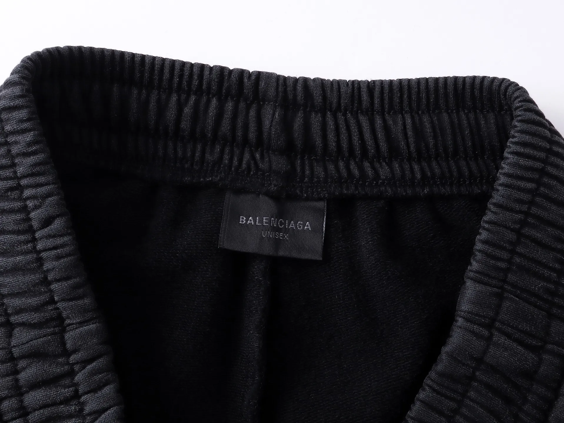 🅿️220 real photos [Top version. Official website quality] BALENCI*GA/Paris. 2025 new model. Paris double ring flame LOGO cracked print, washed, distressed and worn shorts. Brick cabinet synchronization. Genuine product developed at the first time, please print and compare! The fabric is made of Paris ZP custom-woven and dyed cotton terry sweatshirt, with a weight of 460 grams. The cloth surface is clean. The cloth pattern is clear, the hand feels soft and comfortable, and the imported environmentally friendly rubber paddles are used for printing. The letters are clear and the effect is three-dimensional. The version adopts a loose version. Same style for men and women. Code: BL257026 Color: black, fluorescent yellow Size: XS S M L