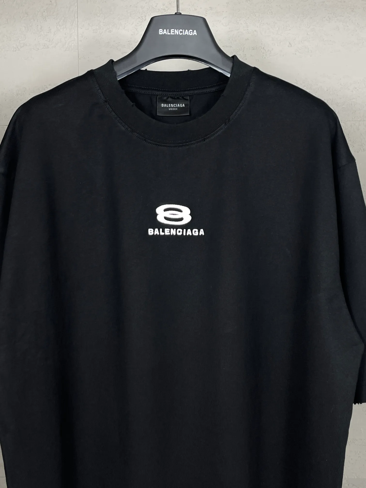 🅿️180 real photos [Top version. Official website quality] BALENCI*GA/Paris BALENCI*GA# New model, double-ring LOGO classic embroidery, water-worn and damaged old short-sleeved T-shirt. Brick cabinet synchronization. The old and worn ZP is the same, welcome to compare. The fabric is made of Paris ZP custom-woven and dyed 100% cotton double-yarn compact cotton. The weight is 260 grams. The cloth surface is clean. The cloth pattern is clear. Soft and comfortable. Good color fastness. Not easy to change color. The threads are woven and dyed with no color difference. The embroidery uses a Tajima embroidery machine, the letters are three-dimensional, and the ready-made garments are washed, worn and worn, and are extremely heavy-duty. Jubie market makes goods based on pictures. Comparisons welcome. Restore the brick cabinet. The version adopts the OS loose shoulder version. Same style for men and women. Code: BL223331 Color: Black. Mi Xing Size: XS to L