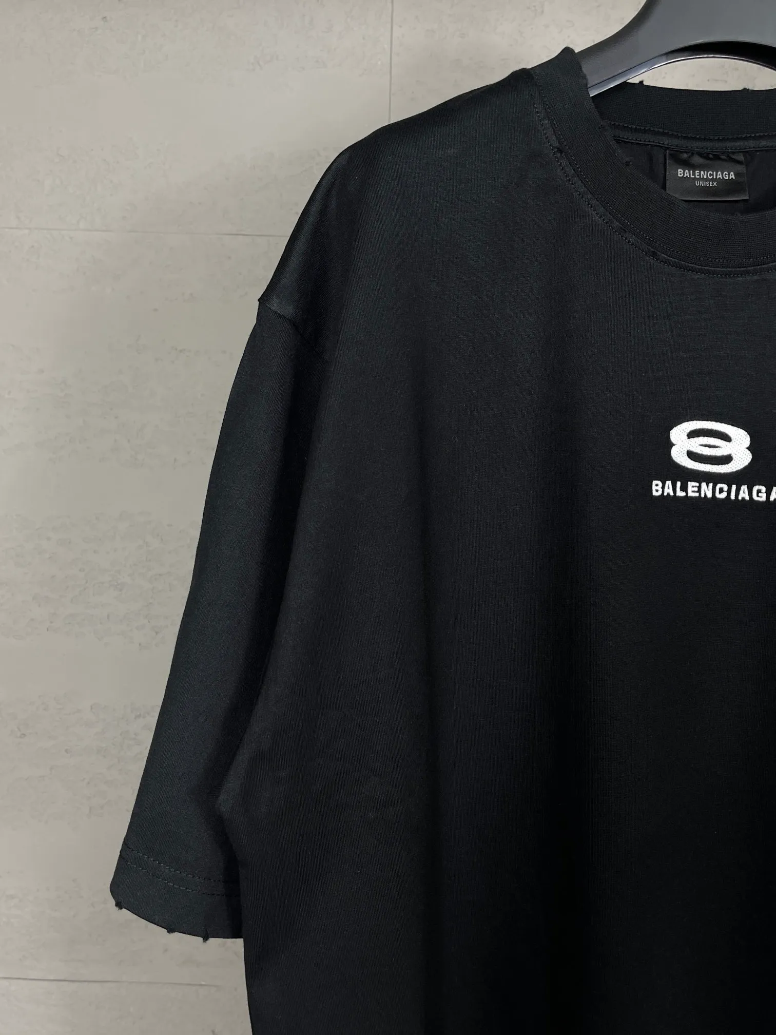 🅿️180 real photos [Top version. Official website quality] BALENCI*GA/Paris BALENCI*GA# New model, double-ring LOGO classic embroidery, water-worn and damaged old short-sleeved T-shirt. Brick cabinet synchronization. The old and worn ZP is the same, welcome to compare. The fabric is made of Paris ZP custom-woven and dyed 100% cotton double-yarn compact cotton. The weight is 260 grams. The cloth surface is clean. The cloth pattern is clear. Soft and comfortable. Good color fastness. Not easy to change color. The threads are woven and dyed with no color difference. The embroidery uses a Tajima embroidery machine, the letters are three-dimensional, and the ready-made garments are washed, worn and worn, and are extremely heavy-duty. Jubie market makes goods based on pictures. Comparisons welcome. Restore the brick cabinet. The version adopts the OS loose shoulder version. Same style for men and women. Code: BL223331 Color: Black. Mi Xing Size: XS to L