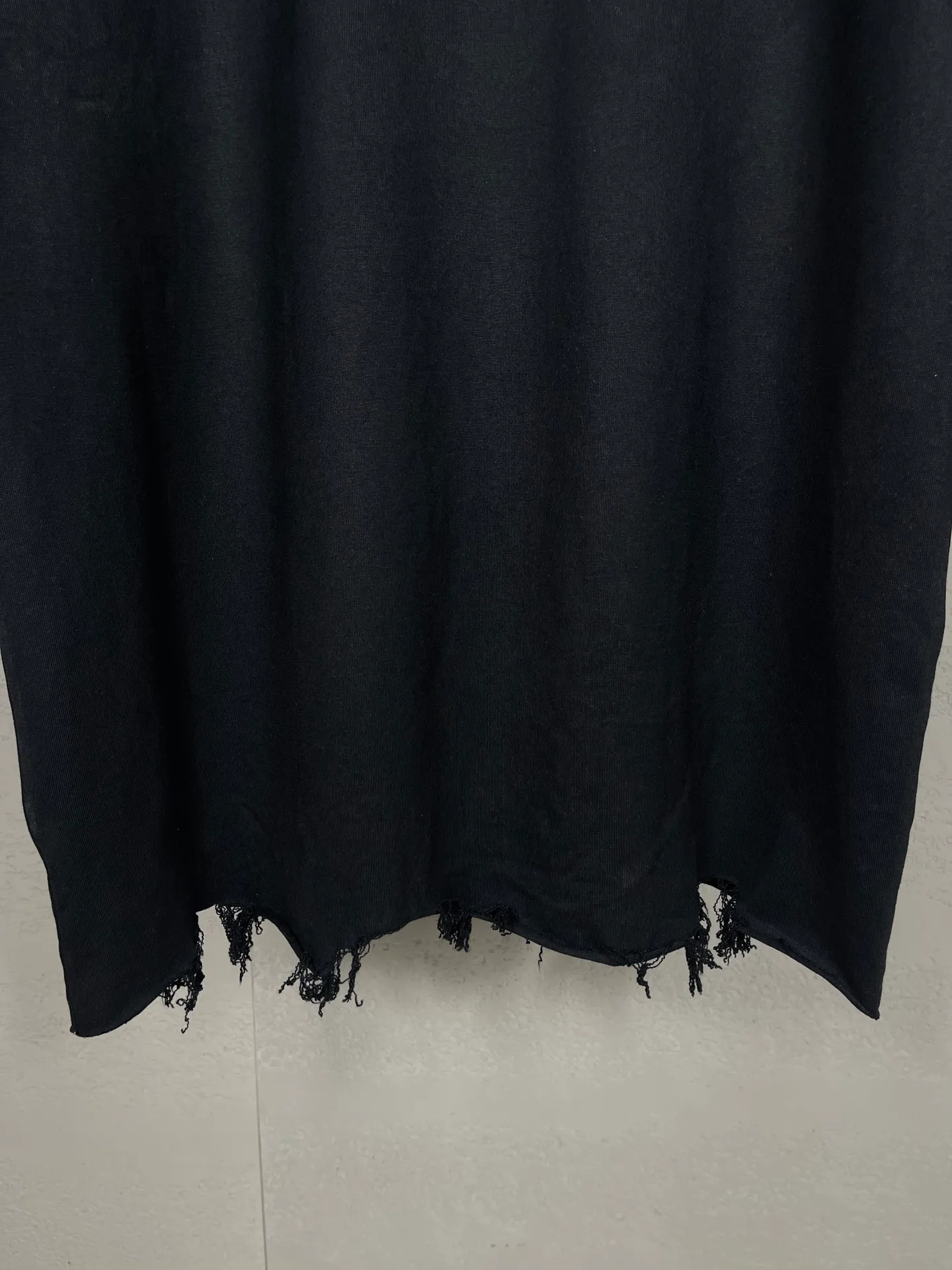 🅿️180 real photos [Top version. Official website quality] BALENCI*GA/Paris BALENCI*GA# New model, double-ring LOGO classic embroidery, water-worn and damaged old short-sleeved T-shirt. Brick cabinet synchronization. The old and worn ZP is the same, welcome to compare. The fabric is made of Paris ZP custom-woven and dyed 100% cotton double-yarn compact cotton. The weight is 260 grams. The cloth surface is clean. The cloth pattern is clear. Soft and comfortable. Good color fastness. Not easy to change color. The threads are woven and dyed with no color difference. The embroidery uses a Tajima embroidery machine, the letters are three-dimensional, and the ready-made garments are washed, worn and worn, and are extremely heavy-duty. Jubie market makes goods based on pictures. Comparisons welcome. Restore the brick cabinet. The version adopts the OS loose shoulder version. Same style for men and women. Code: BL223331 Color: Black. Mi Xing Size: XS to L