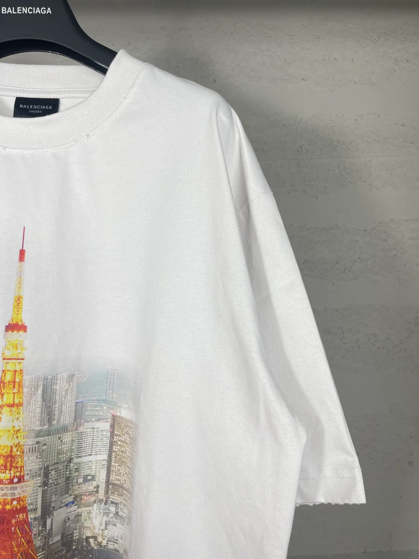 🅿️194 real photos [Top version. Official website quality] BALENCI*GA/Paris. 2024 new style, Paris. Japan Tokyo Tower limited edition. Front and rear direct-injection printing, washed and distressed short-sleeved T-shirt, 2024 new style. Y plate customization. Special market currency. Brick cabinets are synchronized. Genuine products are developed at the first time, and you can print and compare! The fabric is made of Paris ZP custom-woven and dyed cotton double yarn. Weighing 260 grams, the cloth surface is clean. The cloth pattern is clear, soft and comfortable. The threads are dyed with no color difference. The printing uses environmentally friendly imported materials for direct-injection printing, with clear letters and three-dimensional effect. The entire garment is washed, distressed and worn. The version adopts OS loose shoulder design. Same style for men and women. Code: BL223381 Color: black blue. Beige. Size: XS to L
