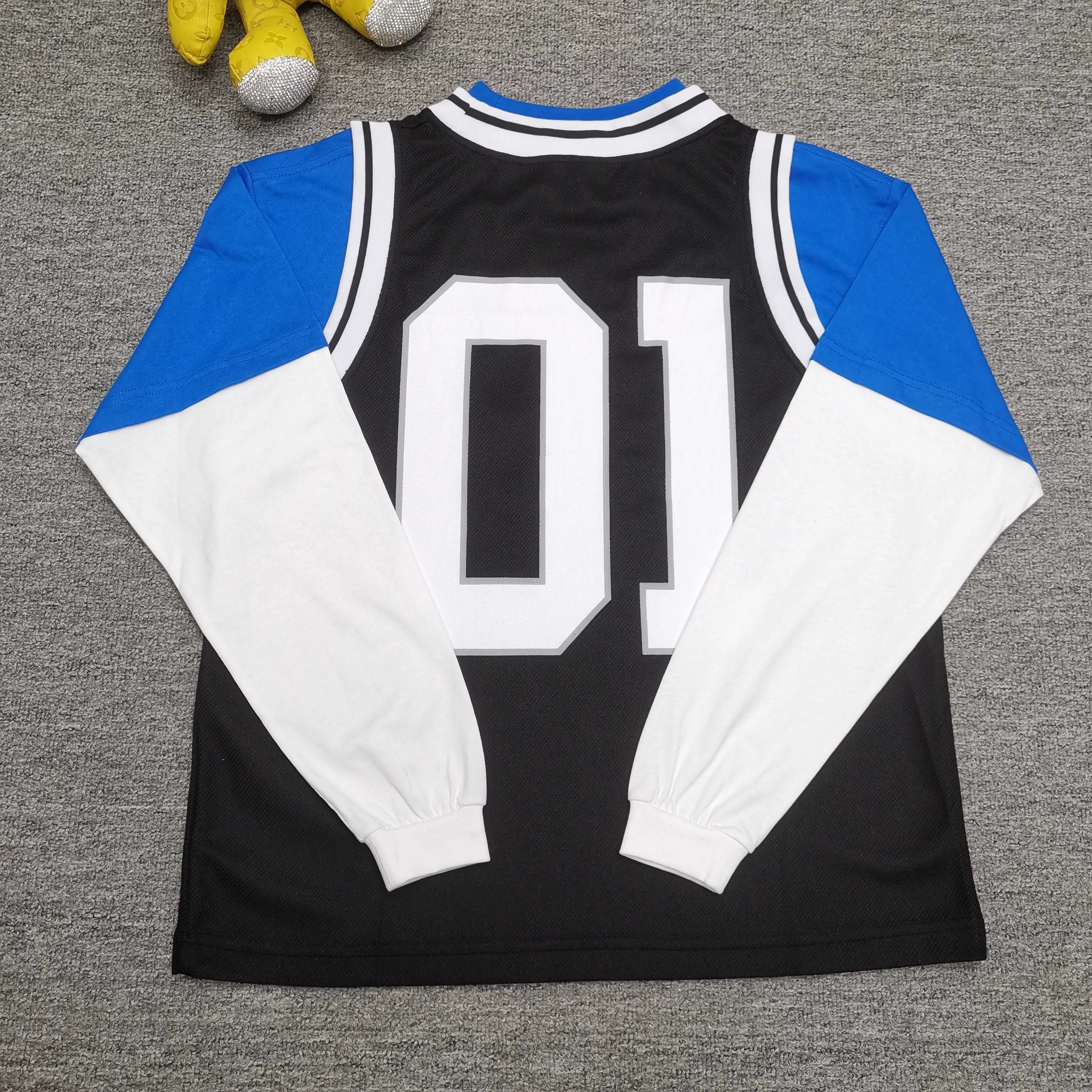 [Top version. Official website quality] BALENCI*GA/Paris.SS25 latest basketball uniform fake 3-piece set of embroidered printed long-sleeved T-shirts. The vest is made of mesh. The front embroidery uses Tajima computer embroidery machine to patch embroidery and print, and the back piece is printed. Extra heavy craftsmanship. Brick cabinets are synchronized. Genuine products are developed at the first time. The fabric is made of Paris ZP custom-woven and dyed cotton double yarn. The weight is 260 grams, the cloth surface is clean, the cloth pattern is clear, soft and comfortable, and the vest is made of mesh. The threads are dyed with no color difference. The printing uses environmentally friendly imported materials, the letters are clear and the effect is three-dimensional. The version adopts OS loose shoulder design. Same style for men and women. Color: Cailan, red. Size: XS S M L P370