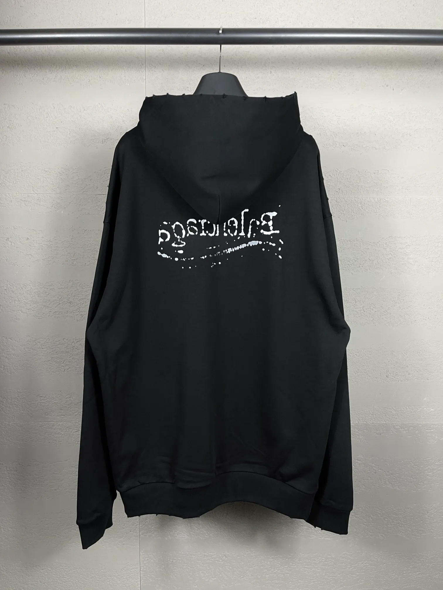 🅿️300 real photos [Top version. Official website quality] BALENCI*GA/Paris#New front and rear Coke classic LOGO graffiti hooded sweatshirt#2023 autumn and winter new style. Brick cabinet synchronization.                       The fabric is made of Paris ZP custom-woven and dyed cotton sweatshirt. The weight is 450 grams. The cloth surface is clean. The cloth pattern is clear, soft and comfortable. The color fastness is good. It is not easy to change color. The printing uses a circular machine to imitate hand-painted effects. There are no burrs. The color is returned to the original board and the brick cabinet is restored. The version adopts OS loose shoulder design. Same style for men and women. Code: BL238065 Color: Black Size: XS S M L