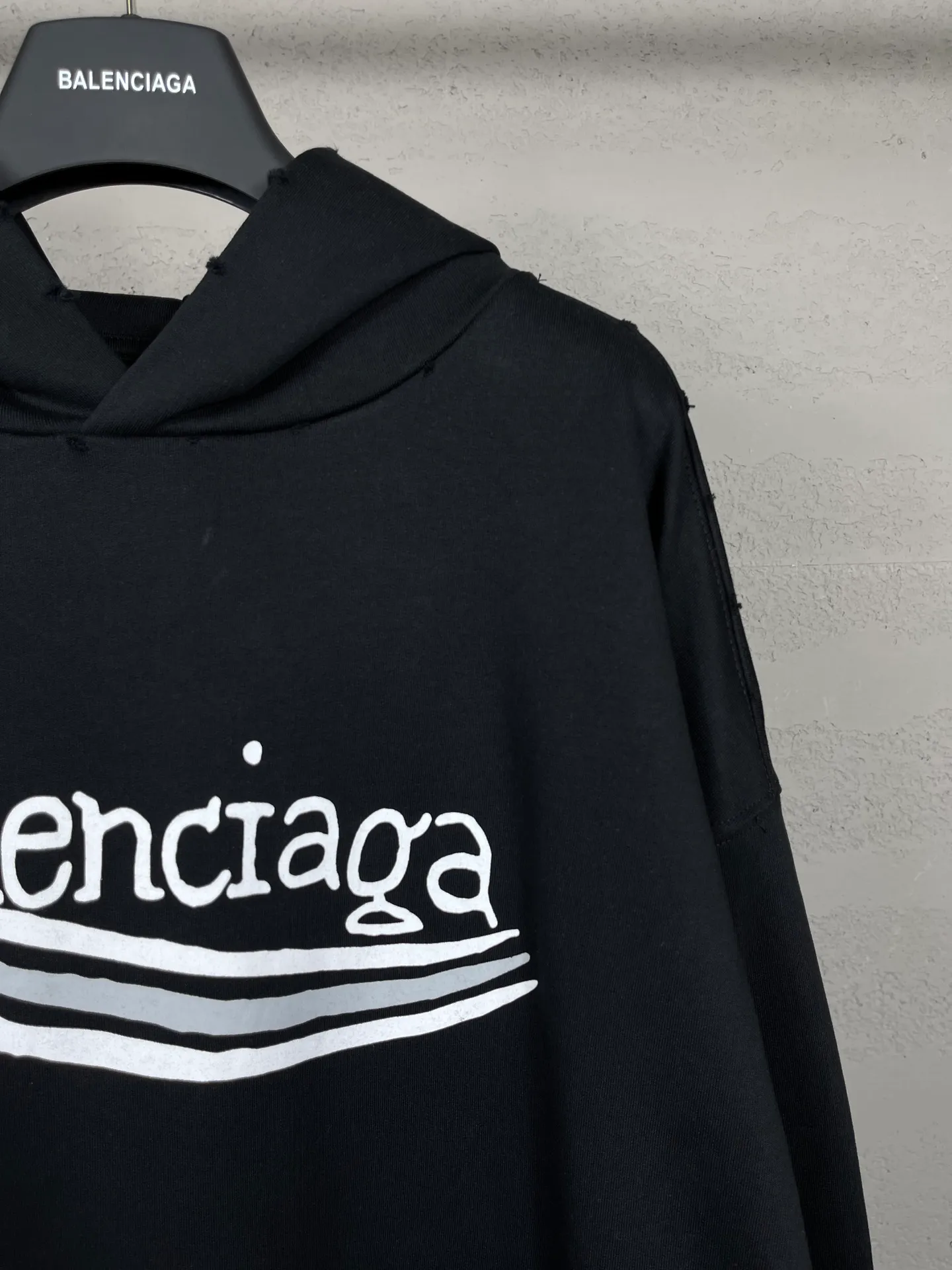 🅿️300 real photos [Top version. Official website quality] BALENCI*GA/Paris#New front and rear Coke classic LOGO graffiti hooded sweatshirt#2023 autumn and winter new style. Brick cabinet synchronization.                       The fabric is made of Paris ZP custom-woven and dyed cotton sweatshirt. The weight is 450 grams. The cloth surface is clean. The cloth pattern is clear, soft and comfortable. The color fastness is good. It is not easy to change color. The printing uses a circular machine to imitate hand-painted effects. There are no burrs. The color is returned to the original board and the brick cabinet is restored. The version adopts OS loose shoulder design. Same style for men and women. Code: BL238065 Color: Black Size: XS S M L