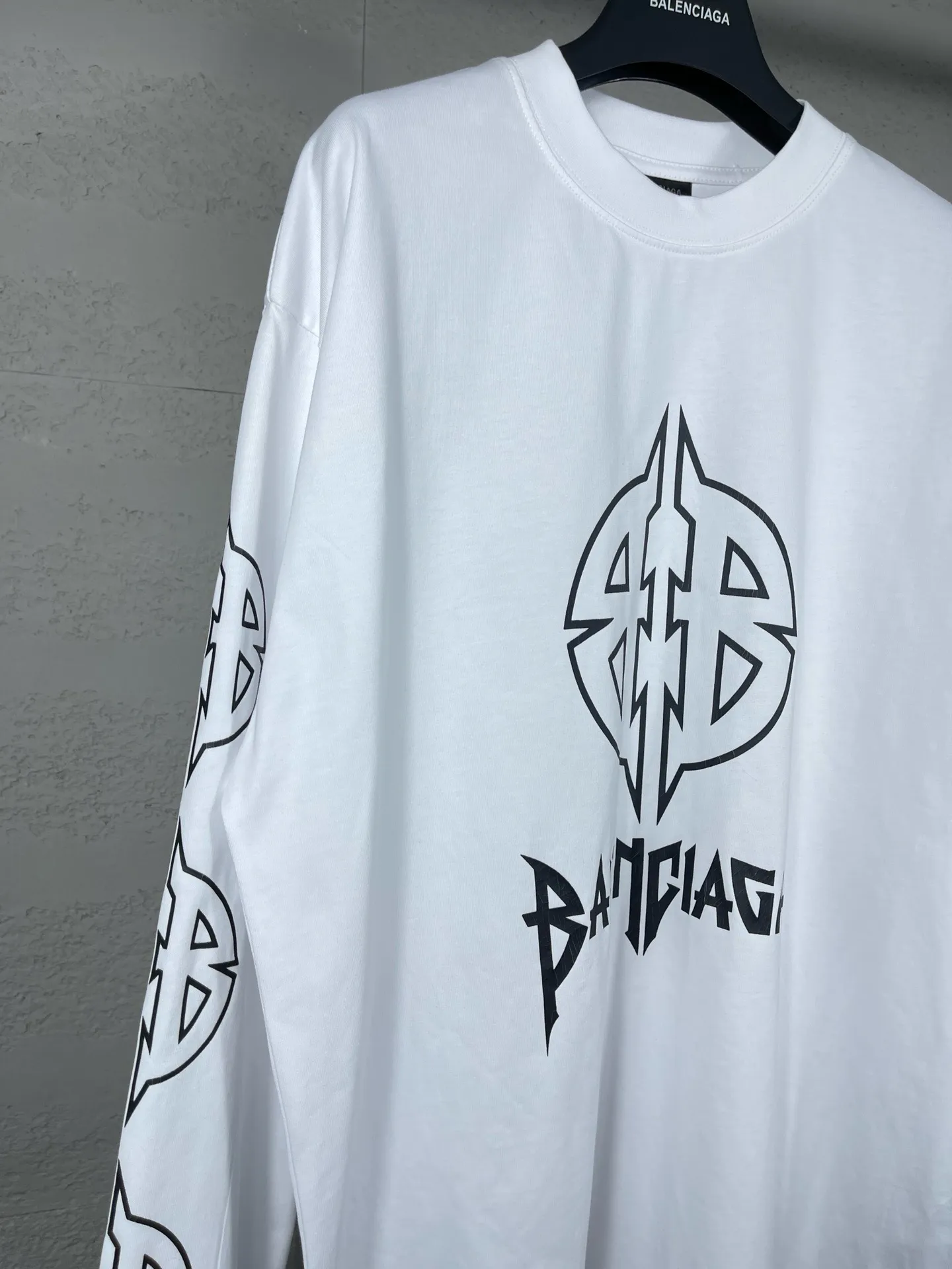 🅿️210 Detailed pictures [Top version. Official website quality] BALENCI*GA/Paris. 2024 new style. Classic LOGO cracked printed long-sleeved T-shirt. Brick cabinet synchronization. Genuine product developed at the first time, enjoy printing and comparison! The fabric is made of Paris ZP custom-woven and dyed cotton with double yarns and compact cotton. The weight is 260 grams. The cloth surface is clean. The cloth pattern is clear, soft and comfortable. The threads are dyed with no color difference. The classic printing is made of environmentally friendly imported materials, and the letters are cracked and printed. The letters are clear and the effect is three-dimensional. Restored brick cabinet. Ready-made clothes are washed and distressed, different market currency, welcome to compare, the version adopts OS loose shoulder version. Same style for men and women Coding: BL225027 Color: dark blue gray, white Size: XS S M L