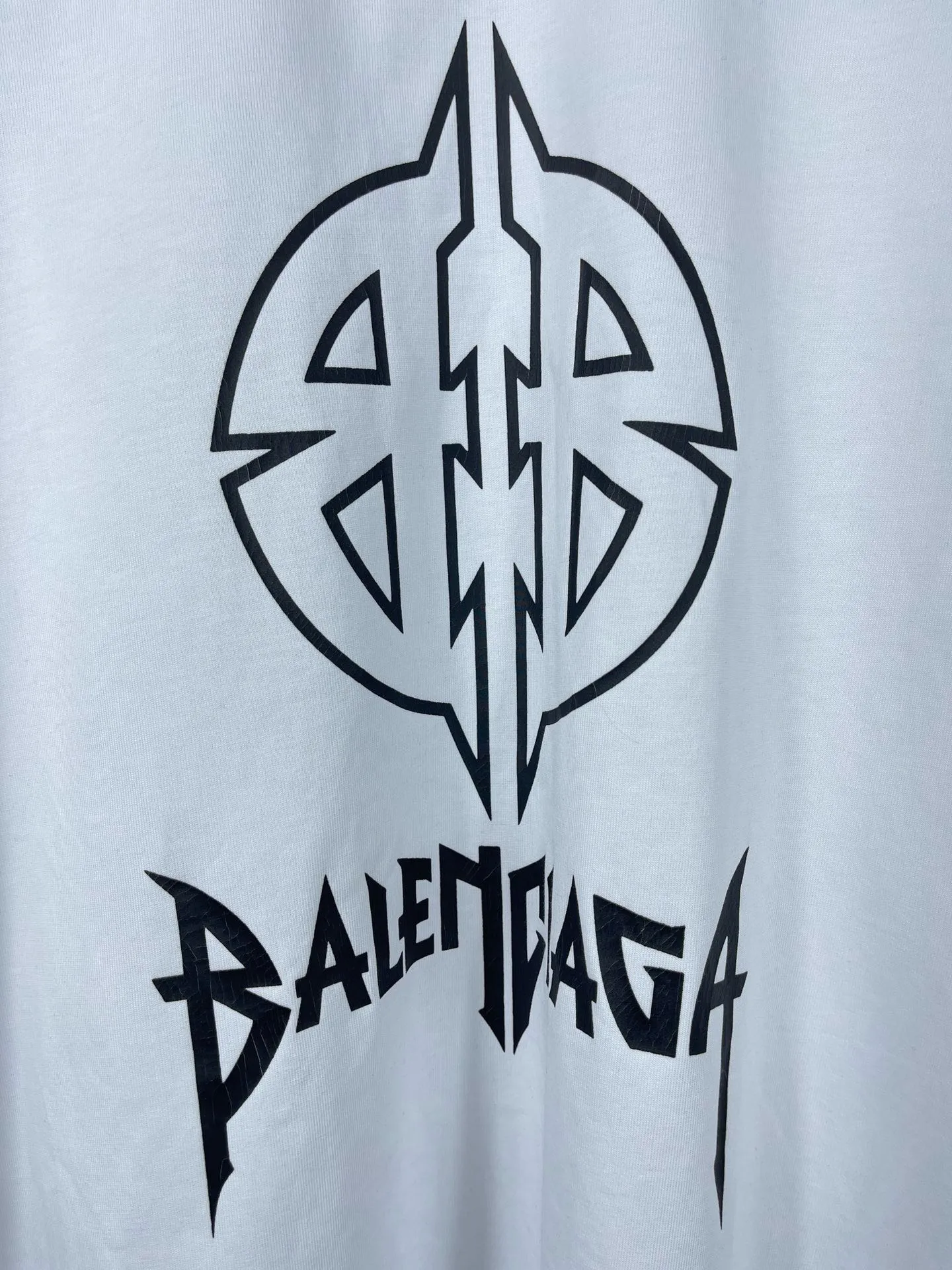 🅿️210 Detailed pictures [Top version. Official website quality] BALENCI*GA/Paris. 2024 new style. Classic LOGO cracked printed long-sleeved T-shirt. Brick cabinet synchronization. Genuine product developed at the first time, enjoy printing and comparison! The fabric is made of Paris ZP custom-woven and dyed cotton with double yarns and compact cotton. The weight is 260 grams. The cloth surface is clean. The cloth pattern is clear, soft and comfortable. The threads are dyed with no color difference. The classic printing is made of environmentally friendly imported materials, and the letters are cracked and printed. The letters are clear and the effect is three-dimensional. Restored brick cabinet. Ready-made clothes are washed and distressed, different market currency, welcome to compare, the version adopts OS loose shoulder version. Same style for men and women Coding: BL225027 Color: dark blue gray, white Size: XS S M L