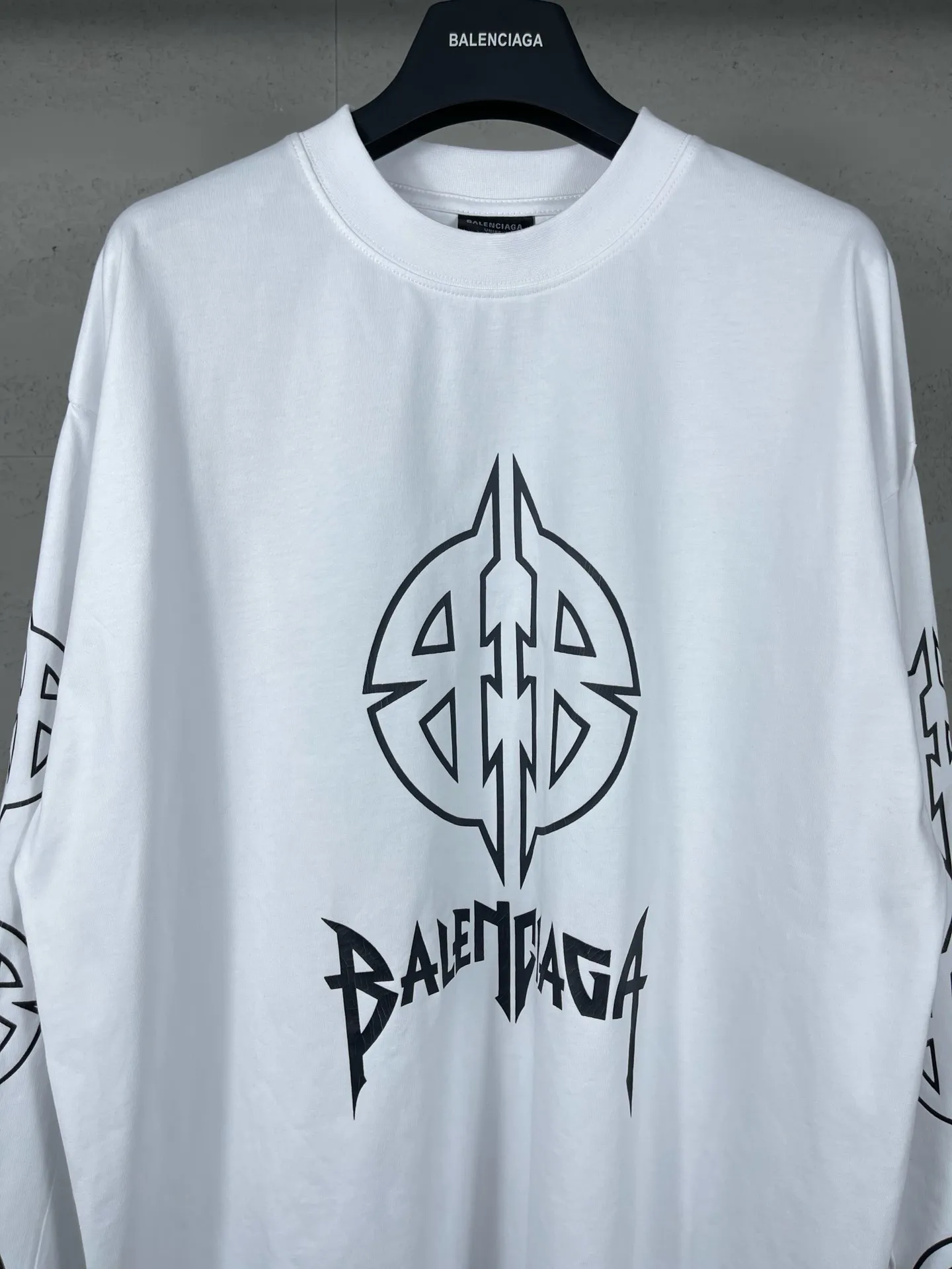 🅿️210 Detailed pictures [Top version. Official website quality] BALENCI*GA/Paris. 2024 new style. Classic LOGO cracked printed long-sleeved T-shirt. Brick cabinet synchronization. Genuine product developed at the first time, enjoy printing and comparison! The fabric is made of Paris ZP custom-woven and dyed cotton with double yarns and compact cotton. The weight is 260 grams. The cloth surface is clean. The cloth pattern is clear, soft and comfortable. The threads are dyed with no color difference. The classic printing is made of environmentally friendly imported materials, and the letters are cracked and printed. The letters are clear and the effect is three-dimensional. Restored brick cabinet. Ready-made clothes are washed and distressed, different market currency, welcome to compare, the version adopts OS loose shoulder version. Same style for men and women Coding: BL225027 Color: dark blue gray, white Size: XS S M L