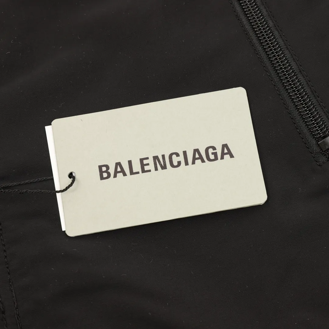 🅿️860 Balenciaga/Balenciaga double-sided spliced ​​denim jacket. Special custom-woven high-density woven fabric and fried denim fabric. Produced by Tajima embroidery machine imported from Japan. Hand-rubbed potassium permanganate washing and fading process for ready-made garments. Naturally aged. Processed by a major foreign trade factory. The workmanship is flawless. Size: 1-4