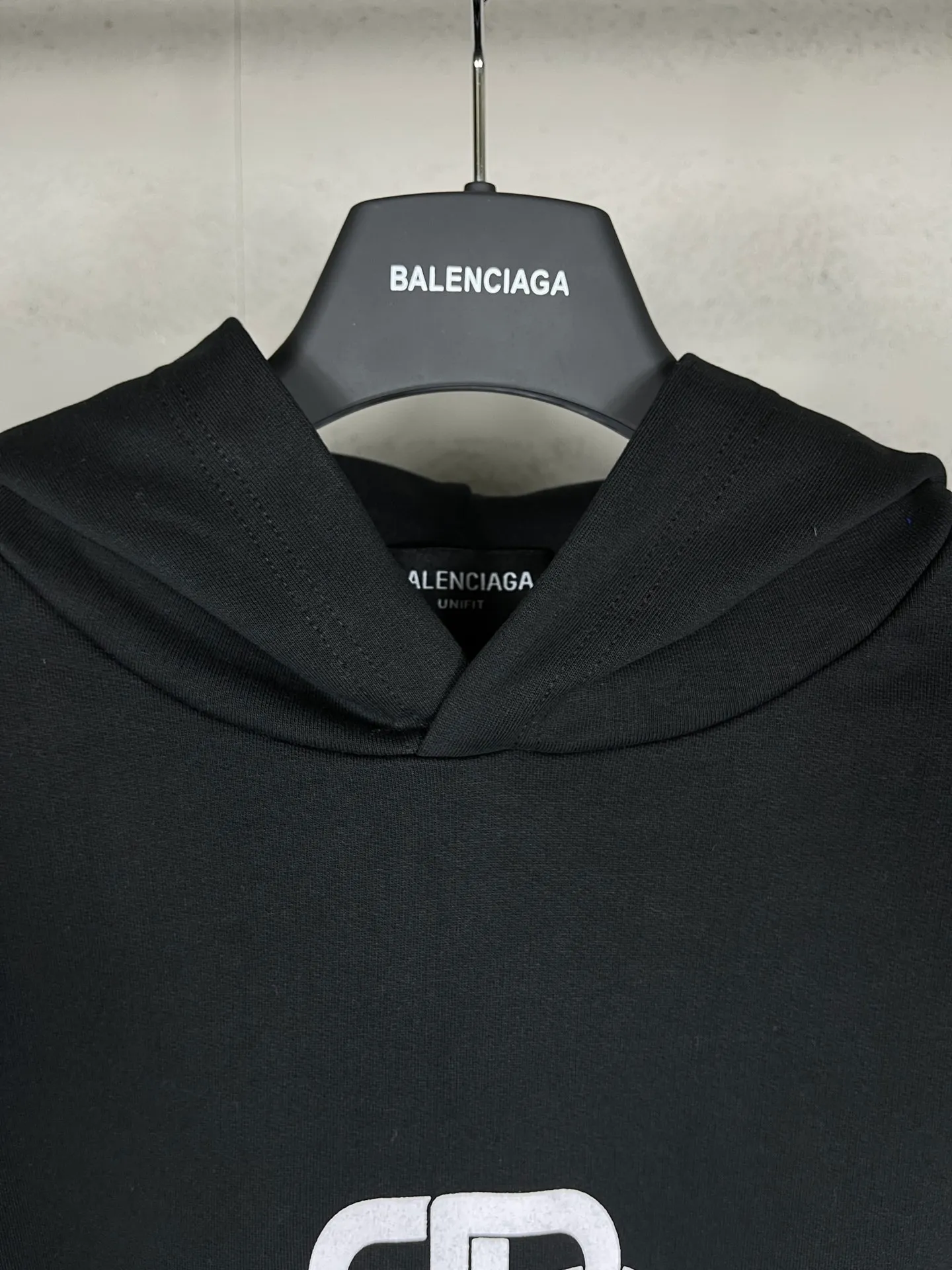 🅿️280 real photos [Top version. Official website quality] BALENCI*GA/Paris. Classic style. Lock letter LOGO long-sleeved hooded sweatshirt. Brick cabinet synchronization.                       The fabric is made of Paris ZP custom-woven and dyed cotton sweatshirt. The weight is 450 grams. The cloth surface is clean. The cloth pattern is clear, soft and comfortable. The threads are dyed with no color difference. The classic pattern is printed with environmentally friendly imported materials, precision printing mesh, the letters are clear, the effect is three-dimensional, and the brick cabinet is restored. The version adopts the OS loose shoulder style. Same style for men and women Coding: BL238053 Color: black, white Size: XS S M L