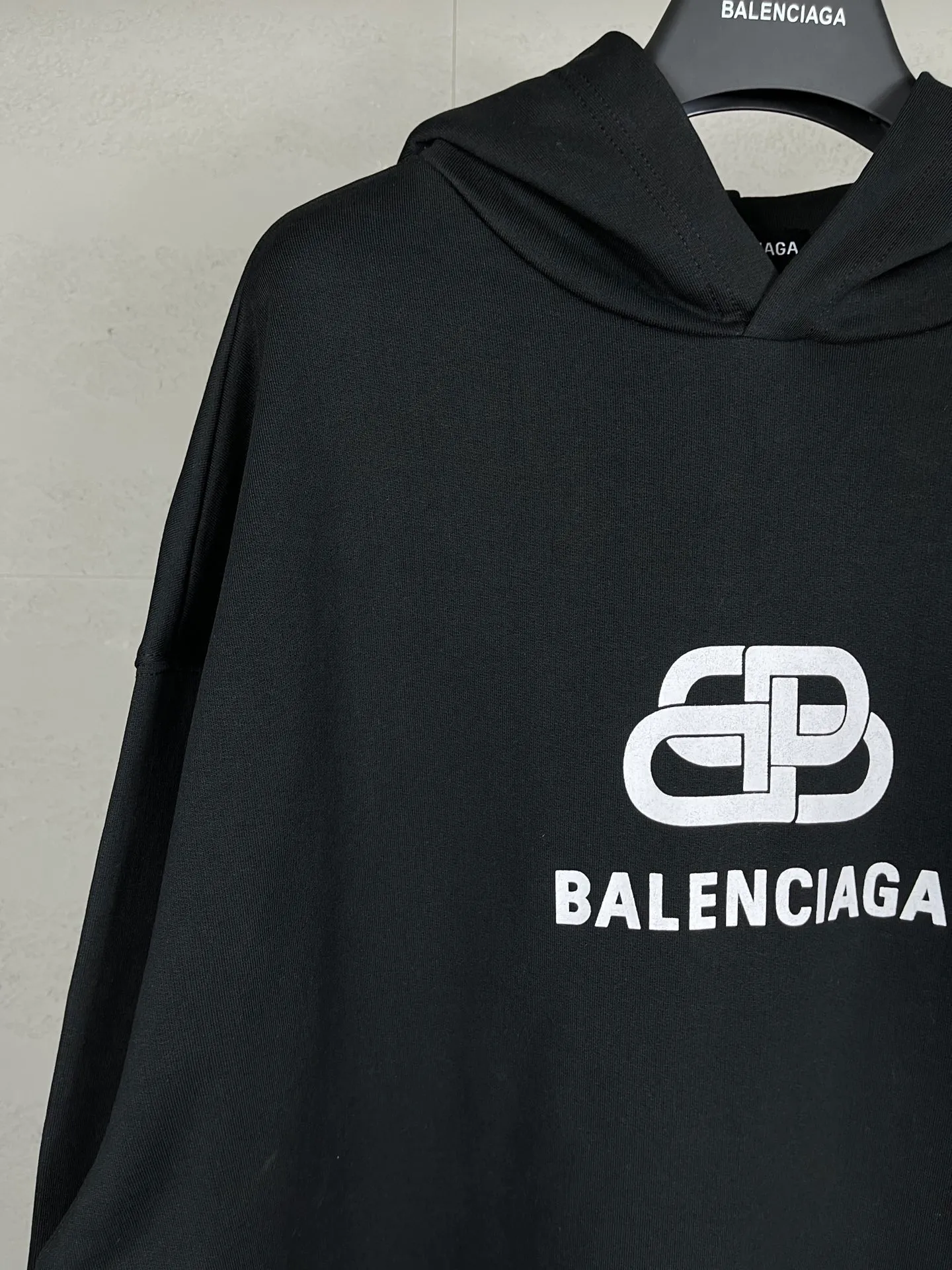 🅿️280 real photos [Top version. Official website quality] BALENCI*GA/Paris. Classic style. Lock letter LOGO long-sleeved hooded sweatshirt. Brick cabinet synchronization.                       The fabric is made of Paris ZP custom-woven and dyed cotton sweatshirt. The weight is 450 grams. The cloth surface is clean. The cloth pattern is clear, soft and comfortable. The threads are dyed with no color difference. The classic pattern is printed with environmentally friendly imported materials, precision printing mesh, the letters are clear, the effect is three-dimensional, and the brick cabinet is restored. The version adopts the OS loose shoulder style. Same style for men and women Coding: BL238053 Color: black, white Size: XS S M L