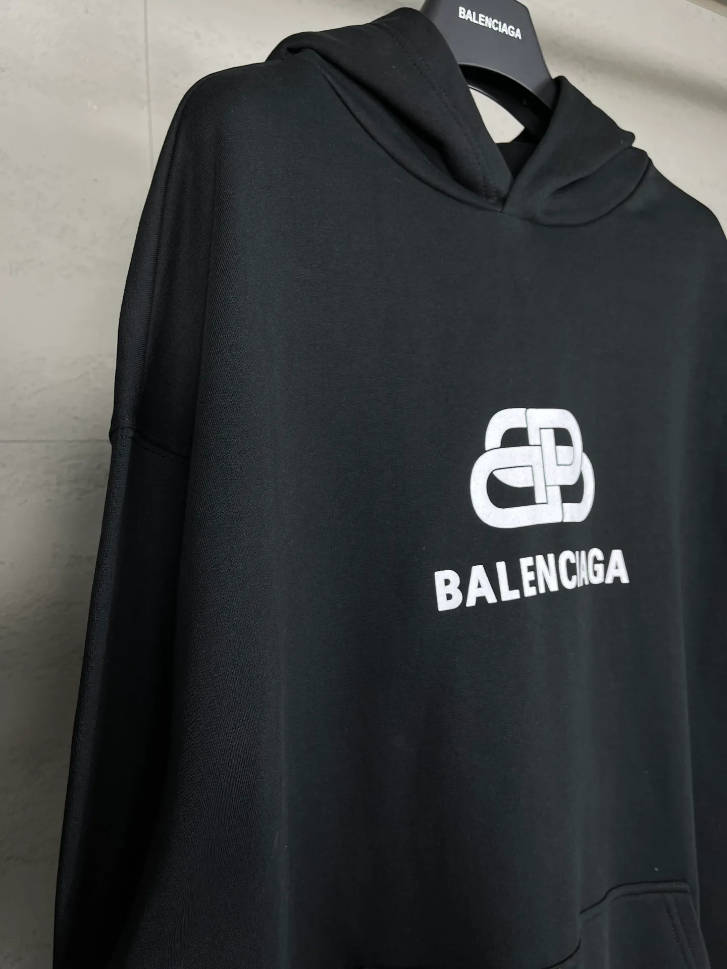 🅿️280 real photos [Top version. Official website quality] BALENCI*GA/Paris. Classic style. Lock letter LOGO long-sleeved hooded sweatshirt. Brick cabinet synchronization.                       The fabric is made of Paris ZP custom-woven and dyed cotton sweatshirt. The weight is 450 grams. The cloth surface is clean. The cloth pattern is clear, soft and comfortable. The threads are dyed with no color difference. The classic pattern is printed with environmentally friendly imported materials, precision printing mesh, the letters are clear, the effect is three-dimensional, and the brick cabinet is restored. The version adopts the OS loose shoulder style. Same style for men and women Coding: BL238053 Color: black, white Size: XS S M L