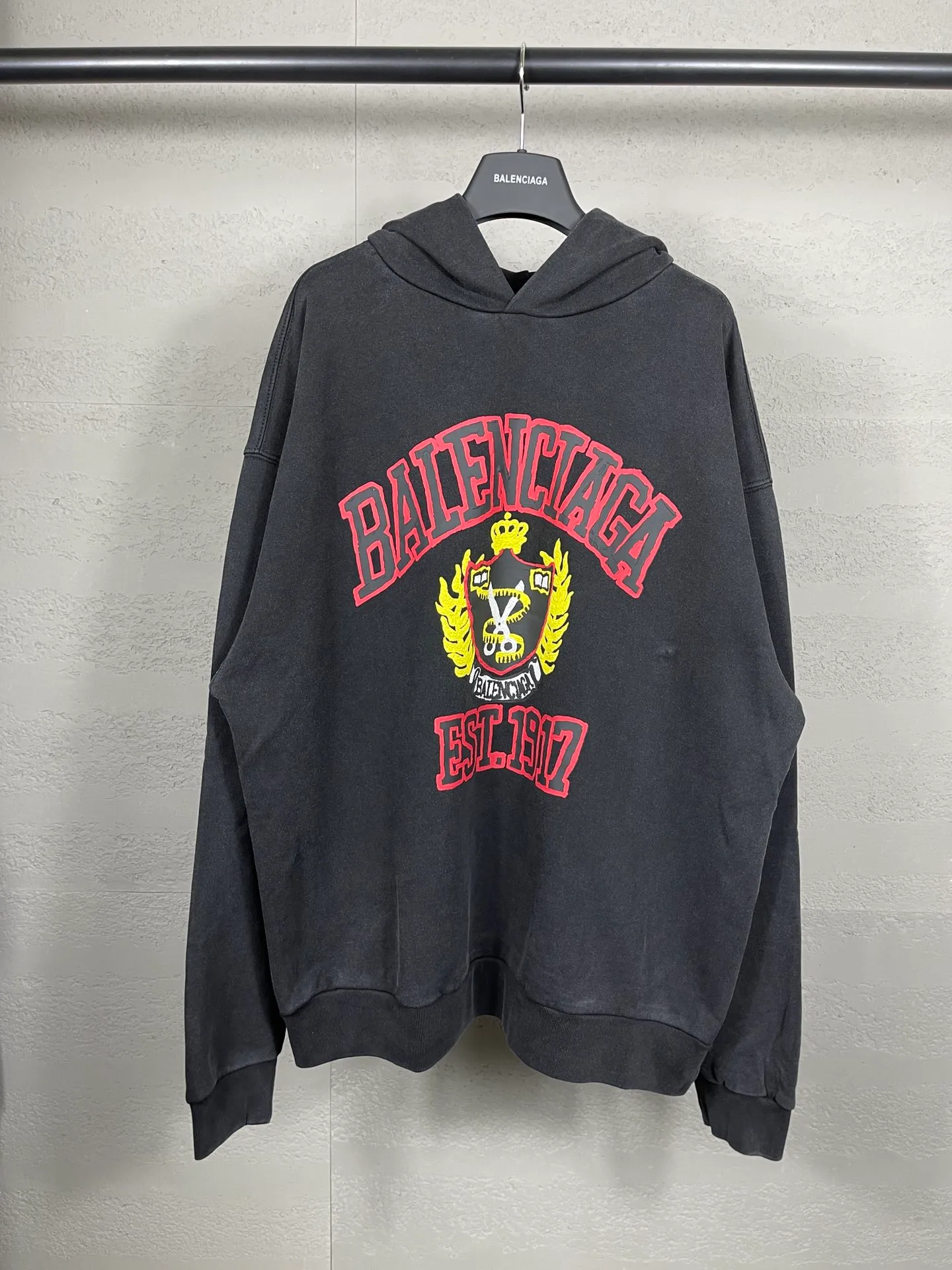 🅿️316 Actual pictures [Top version. Official website quality] BALENCI*GA/Paris. 23 spring new style, Crown wheat scissors foam printing technology. Ready-to-wear distressed washed long-sleeved hooded sweatshirt. Brick cabinet synchronization. The fabric is made of Paris ZP custom-woven and dyed cotton David sweatshirt. The weight is 450 grams, the cloth surface is clean. The cloth pattern is clear, soft and comfortable. The threads are dyed with no color difference. The classic pattern is printed with environmentally friendly imported materials, hand-painted effect foam printing, the effect is three-dimensional and restores the brick cabinet. Different market currencies, welcome to compare. The version adopts OS loose shoulder design. Same style for men and women. Code: BL238067 Color: washed black, off-white Size: XS S M L