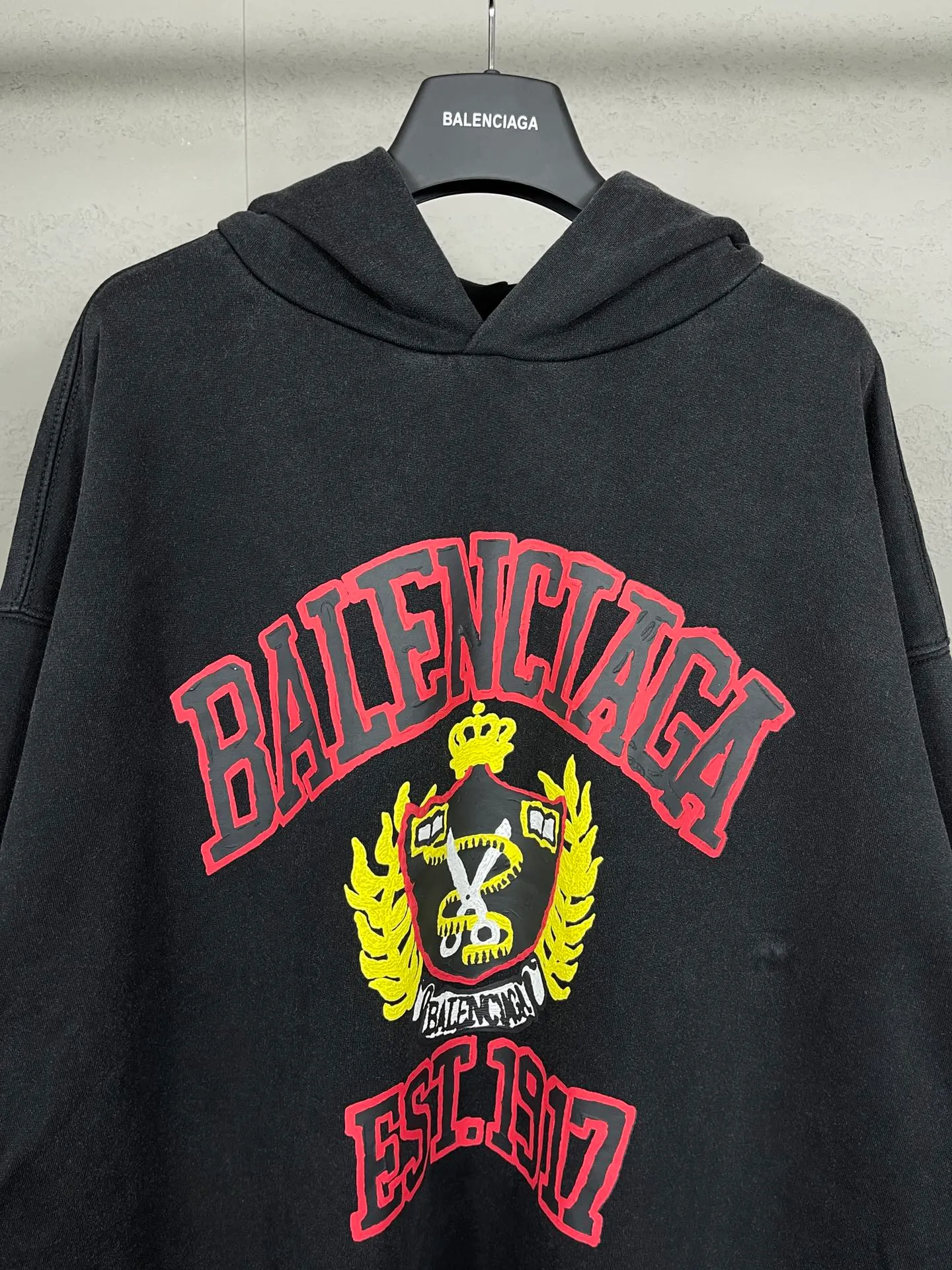 🅿️316 Actual pictures [Top version. Official website quality] BALENCI*GA/Paris. 23 spring new style, Crown wheat scissors foam printing technology. Ready-to-wear distressed washed long-sleeved hooded sweatshirt. Brick cabinet synchronization. The fabric is made of Paris ZP custom-woven and dyed cotton David sweatshirt. The weight is 450 grams, the cloth surface is clean. The cloth pattern is clear, soft and comfortable. The threads are dyed with no color difference. The classic pattern is printed with environmentally friendly imported materials, hand-painted effect foam printing, the effect is three-dimensional and restores the brick cabinet. Different market currencies, welcome to compare. The version adopts OS loose shoulder design. Same style for men and women. Code: BL238067 Color: washed black, off-white Size: XS S M L