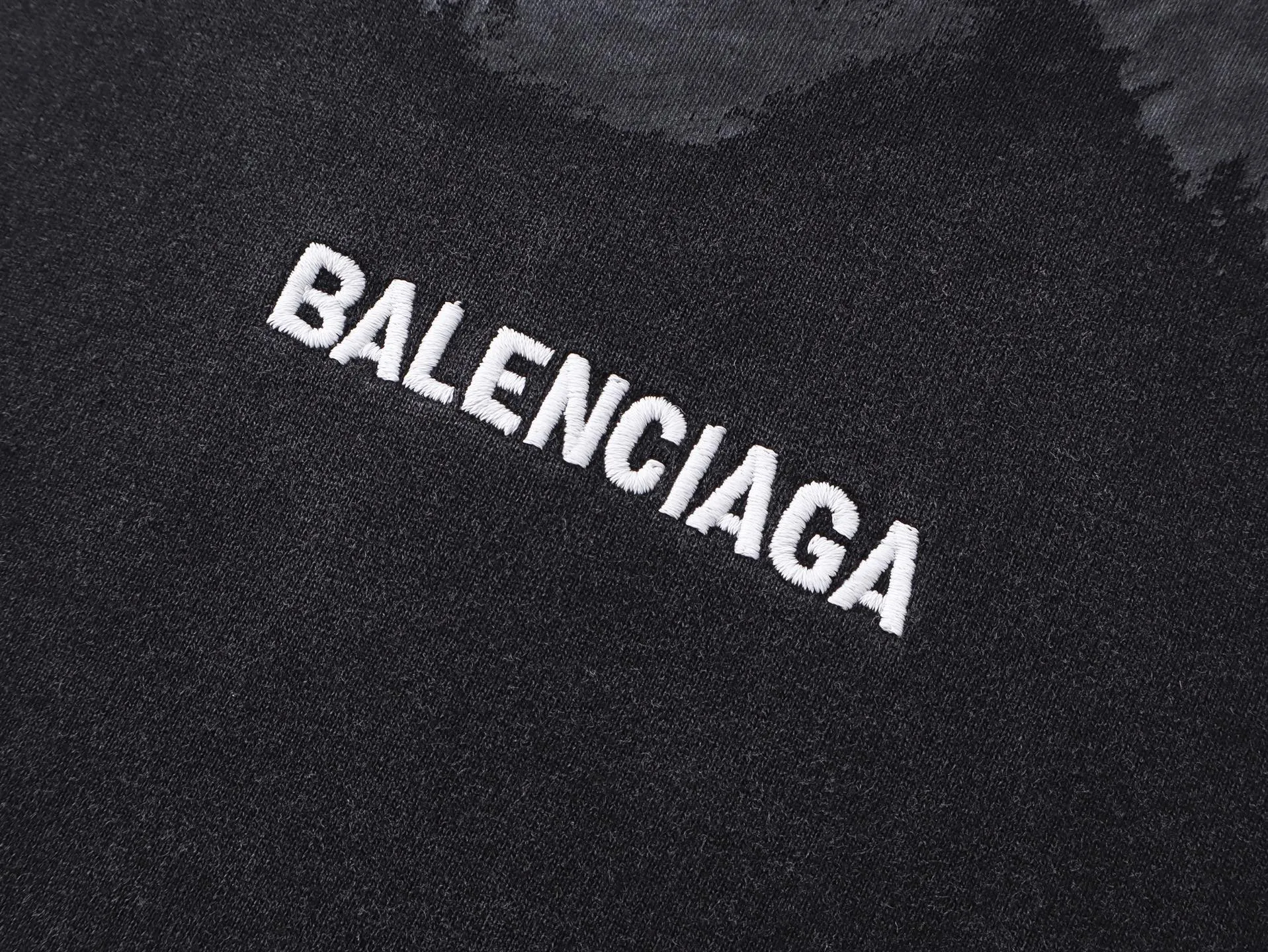 🅿️420 - BALENCI*GA Paris hand-painted graffiti lettering hooded sweatshirt. The front and back patterns are finely embroidered by imported Tajima embroidery machines. Growth washed and aged. Hand-painted graffiti by hand-made masters. Customized matching hardware. Overweight craftsmanship. Clear letters. Three-dimensional effect. Exclusively pattern-woven and dyed 460g fabric. Threads are dyed in the same vat with zero color difference. Brick cabinet synchronization. Welcome to compare. Same style for men and women -Color: washed black -SIZE: Xs S M L style number 8977#