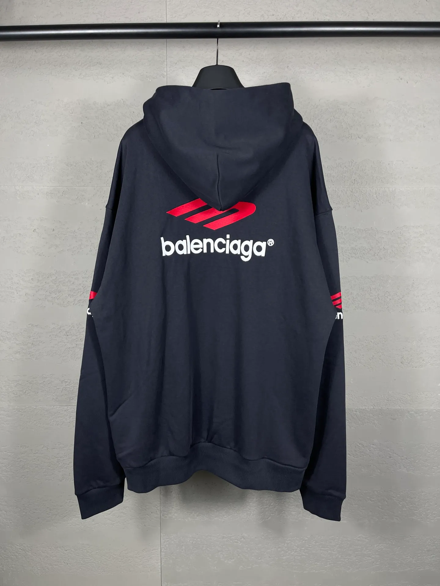 🅿️316 real photos [Top version. Official website quality] BALENCI*GA/Paris BALENCI*GA#2024 latest model, large letter LOGO icon embroidered hooded sweatshirt. Brick cabinet synchronization. Develop and develop genuine products at the first time. Embroidery. All colors are on the same board. Welcome to compare! The fabric is made of Paris ZP custom-woven and dyed cotton double-yarn large parka. The weight is 450 grams. The cloth surface is clean. The cloth pattern is clear. It is soft and comfortable. It has good color fastness and is not easy to change color. The threads are woven and dyed with no color difference. The embroidery is done using an imported Tajima embroidery machine, with a three-dimensional effect and clear lines. There are no burrs and miscellaneous threads, and the embroidery is of ultra-high craftsmanship. The version adopts OS loose shoulder design. Same style for men and women. Code: BL238006 Color: dark blue gray, white Size: XS S M L